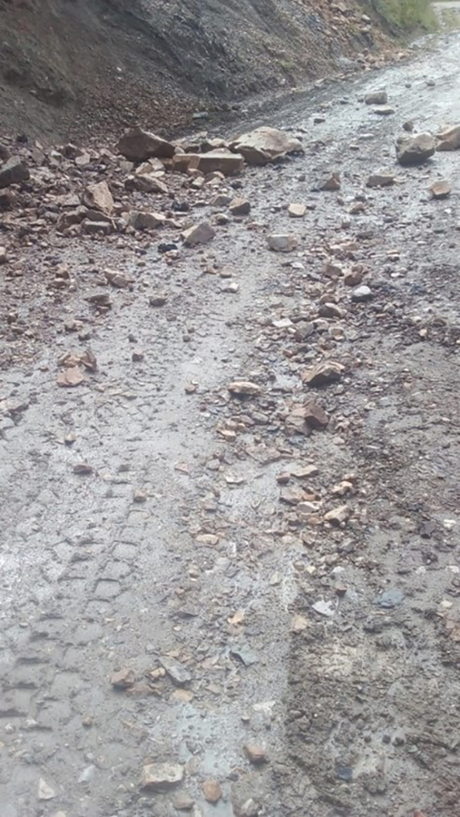 La Municipalidad Provincial de Sihuas comparte el reporte emitido por el Centro de Operaciones de Emergencia Regional de Áncash (COER Áncash), respecto a las lluvias intensas registradas en nuestro distrito.
A consecuencia de las precipitaciones, la vía de evitamiento presenta inestabilidad y afectación en su plataforma, por lo que el tránsito vehicular no se encuentra habilitado durante esta temporada de lluvias.
Se recomienda a la población utilizar la vía alterna por la avenida 28 de Julio y conducir con la debida precaución.
𝐋𝐀 𝐏𝐑𝐄𝐕𝐄𝐍𝐂𝐈𝐎́𝐍 𝐏𝐑𝐎𝐓𝐄𝐆𝐄 𝐕𝐈𝐃𝐀𝐒
Las fuertes precipitaciones pueden generar derrumbes, vías resbaladizas y crecidas de ríos o quebradas. Es importante actuar con responsabilidad y tomar medidas preventivas.
¡Juntos prevenimos, juntos protegemos!