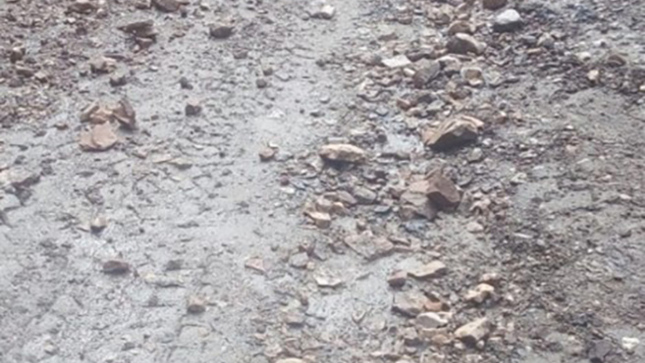 La Municipalidad Provincial de Sihuas comparte el reporte emitido por el Centro de Operaciones de Emergencia Regional de Áncash (COER Áncash), respecto a las lluvias intensas registradas en nuestro distrito.

A consecuencia de las precipitaciones, la vía de evitamiento presenta inestabilidad y afectación en su plataforma, por lo que el tránsito vehicular no se encuentra habilitado durante esta temporada de lluvias. 

Se recomienda a la población utilizar la vía alterna por la avenida 28 de Julio y conducir con la debida precaución.

𝐋𝐀 𝐏𝐑𝐄𝐕𝐄𝐍𝐂𝐈𝐎́𝐍 𝐏𝐑𝐎𝐓𝐄𝐆𝐄 𝐕𝐈𝐃𝐀𝐒

Las fuertes precipitaciones pueden generar derrumbes, vías resbaladizas y crecidas de ríos o quebradas. Es importante actuar con responsabilidad y tomar medidas preventivas.

¡Juntos prevenimos, juntos protegemos!