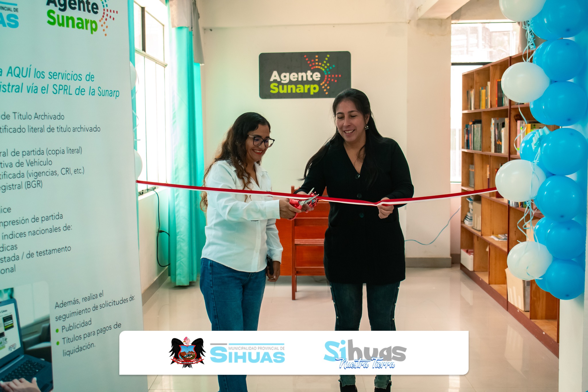𝘕𝘶𝘦𝘷𝘰 𝘱𝘶𝘯𝘵𝘰 𝘥𝘦 𝘢𝘵𝘦𝘯𝘤𝘪𝘰́𝘯 𝘱𝘦𝘳𝘮𝘪𝘵𝘪𝘳𝘢́ 𝘢𝘤𝘤𝘦𝘥𝘦𝘳 𝘢 𝘴𝘦𝘳𝘷𝘪𝘤𝘪𝘰𝘴 𝘥𝘦 𝘱𝘶𝘣𝘭𝘪𝘤𝘪𝘥𝘢𝘥 𝘳𝘦𝘨𝘪𝘴𝘵𝘳𝘢𝘭 𝘴𝘪𝘯 𝘯𝘦𝘤𝘦𝘴𝘪𝘥𝘢𝘥 𝘥𝘦 𝘵𝘳𝘢𝘴𝘭𝘢𝘥𝘢𝘳𝘴𝘦 𝘧𝘶𝘦𝘳𝘢 𝘥𝘦 𝘚𝘪𝘩𝘶𝘢𝘴.
Desde el 19 de febrero del presente, la provincia de Sihuas cuenta con un Agente Sunarp que permitirá a la ciudadanía acceder a servicios de publicidad registral sin necesidad de trasladarse a otras ciudades.
La implementación de este nuevo punto de atención es resultado del convenio interinstitucional suscrito entre la Municipalidad Provincial de Sihuas y la Superintendencia Nacional de los Registros Públicos (Sunarp), con el propósito de facilitar el acceso a información registral y fortalecer la formalización en la provincia.
El acto de apertura contó con la participación de la regidora provincial Cleogosmith Chávez Velásquez y la abogada Fiorela Bazán Pera, jefa de la Oficina Registral de Chimbote, en representación de la Zona Registral N.° VII – Sunarp. También asistieron el director de la Unidad de Gestión Educativa Local Sihuas, el director de EsSalud Sihuas, representantes del Centro Emergencia Mujer, Subprefectura, Oficina de Registro Militar de Sihuas, Policía Nacional del Perú, así como miembros de la sociedad civil y vecinos de la provincia.
A través del Agente Sunarp se podrán solicitar certificados literales de partidas, vigencias de poder, boletas informativas vehiculares, búsqueda en índices nacionales, visualización e impresión de partidas registrales y seguimiento de trámites mediante el Servicio de Publicidad Registral en Línea (SPRL).
La atención al público será en las instalaciones de la Municipalidad Provincial de Sihuas, en el horario institucional de 8:00 a.m. a 1:00 p.m. y de 3:00 p.m. a 6:00 p.m.
Esta acción permitirá que más ciudadanos accedan a servicios registrales de manera oportuna y segura, fortaleciendo la seguridad jurídica en la provincia.