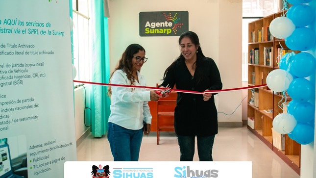 𝘕𝘶𝘦𝘷𝘰 𝘱𝘶𝘯𝘵𝘰 𝘥𝘦 𝘢𝘵𝘦𝘯𝘤𝘪𝘰́𝘯 𝘱𝘦𝘳𝘮𝘪𝘵𝘪𝘳𝘢́ 𝘢𝘤𝘤𝘦𝘥𝘦𝘳 𝘢 𝘴𝘦𝘳𝘷𝘪𝘤𝘪𝘰𝘴 𝘥𝘦 𝘱𝘶𝘣𝘭𝘪𝘤𝘪𝘥𝘢𝘥 𝘳𝘦𝘨𝘪𝘴𝘵𝘳𝘢𝘭 𝘴𝘪𝘯 𝘯𝘦𝘤𝘦𝘴𝘪𝘥𝘢𝘥 𝘥𝘦 𝘵𝘳𝘢𝘴𝘭𝘢𝘥𝘢𝘳𝘴𝘦 𝘧𝘶𝘦𝘳𝘢 𝘥𝘦 𝘚𝘪𝘩𝘶𝘢𝘴. 

Desde el 19 de febrero del presente, la provincia de Sihuas cuenta con un Agente Sunarp que permitirá a la ciudadanía acceder a servicios de publicidad registral sin necesidad de trasladarse a otras ciudades. 

La implementación de este nuevo punto de atención es resultado del convenio interinstitucional suscrito entre la Municipalidad Provincial de Sihuas y la Superintendencia Nacional de los Registros Públicos (Sunarp), con el propósito de facilitar el acceso a información registral y fortalecer la formalización en la provincia. 

El acto de apertura contó con la participación de la regidora provincial Cleogosmith Chávez Velásquez y la abogada Fiorela Bazán Pera, jefa de la Oficina Registral de Chimbote, en representación de la Zona Registral N.° VII – Sunarp. También asistieron el director de la Unidad de Gestión Educativa Local Sihuas, el director de EsSalud Sihuas, representantes del Centro Emergencia Mujer, Subprefectura, Oficina de Registro Militar de Sihuas, Policía Nacional del Perú, así como miembros de la sociedad civil y vecinos de la provincia. 

A través del Agente Sunarp se podrán solicitar certificados literales de partidas, vigencias de poder, boletas informativas vehiculares, búsqueda en índices nacionales, visualización e impresión de partidas registrales y seguimiento de trámites mediante el Servicio de Publicidad Registral en Línea (SPRL). 

La atención al público será en las instalaciones de la Municipalidad Provincial de Sihuas, en el horario institucional de 8:00 a.m. a 1:00 p.m. y de 3:00 p.m. a 6:00 p.m. 

Esta acción permitirá que más ciudadanos accedan a servicios registrales de manera oportuna y segura, fortaleciendo la seguridad jurídica en la provincia. 