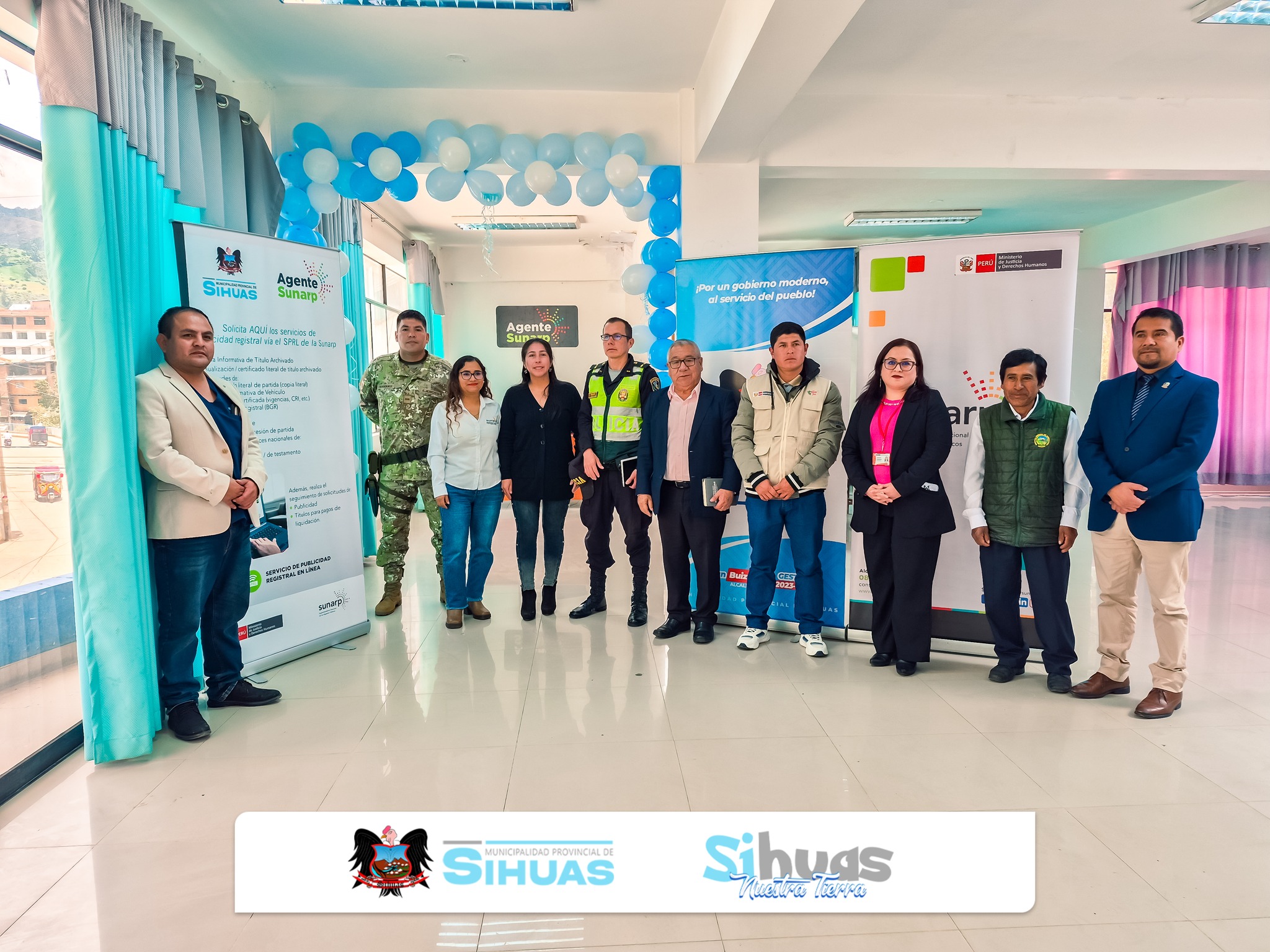 𝘕𝘶𝘦𝘷𝘰 𝘱𝘶𝘯𝘵𝘰 𝘥𝘦 𝘢𝘵𝘦𝘯𝘤𝘪𝘰́𝘯 𝘱𝘦𝘳𝘮𝘪𝘵𝘪𝘳𝘢́ 𝘢𝘤𝘤𝘦𝘥𝘦𝘳 𝘢 𝘴𝘦𝘳𝘷𝘪𝘤𝘪𝘰𝘴 𝘥𝘦 𝘱𝘶𝘣𝘭𝘪𝘤𝘪𝘥𝘢𝘥 𝘳𝘦𝘨𝘪𝘴𝘵𝘳𝘢𝘭 𝘴𝘪𝘯 𝘯𝘦𝘤𝘦𝘴𝘪𝘥𝘢𝘥 𝘥𝘦 𝘵𝘳𝘢𝘴𝘭𝘢𝘥𝘢𝘳𝘴𝘦 𝘧𝘶𝘦𝘳𝘢 𝘥𝘦 𝘚𝘪𝘩𝘶𝘢𝘴.
Desde el 19 de febrero del presente, la provincia de Sihuas cuenta con un Agente Sunarp que permitirá a la ciudadanía acceder a servicios de publicidad registral sin necesidad de trasladarse a otras ciudades.
La implementación de este nuevo punto de atención es resultado del convenio interinstitucional suscrito entre la Municipalidad Provincial de Sihuas y la Superintendencia Nacional de los Registros Públicos (Sunarp), con el propósito de facilitar el acceso a información registral y fortalecer la formalización en la provincia.
El acto de apertura contó con la participación de la regidora provincial Cleogosmith Chávez Velásquez y la abogada Fiorela Bazán Pera, jefa de la Oficina Registral de Chimbote, en representación de la Zona Registral N.° VII – Sunarp. También asistieron el director de la Unidad de Gestión Educativa Local Sihuas, el director de EsSalud Sihuas, representantes del Centro Emergencia Mujer, Subprefectura, Oficina de Registro Militar de Sihuas, Policía Nacional del Perú, así como miembros de la sociedad civil y vecinos de la provincia.
A través del Agente Sunarp se podrán solicitar certificados literales de partidas, vigencias de poder, boletas informativas vehiculares, búsqueda en índices nacionales, visualización e impresión de partidas registrales y seguimiento de trámites mediante el Servicio de Publicidad Registral en Línea (SPRL).
La atención al público será en las instalaciones de la Municipalidad Provincial de Sihuas, en el horario institucional de 8:00 a.m. a 1:00 p.m. y de 3:00 p.m. a 6:00 p.m.
Esta acción permitirá que más ciudadanos accedan a servicios registrales de manera oportuna y segura, fortaleciendo la seguridad jurídica en la provincia.