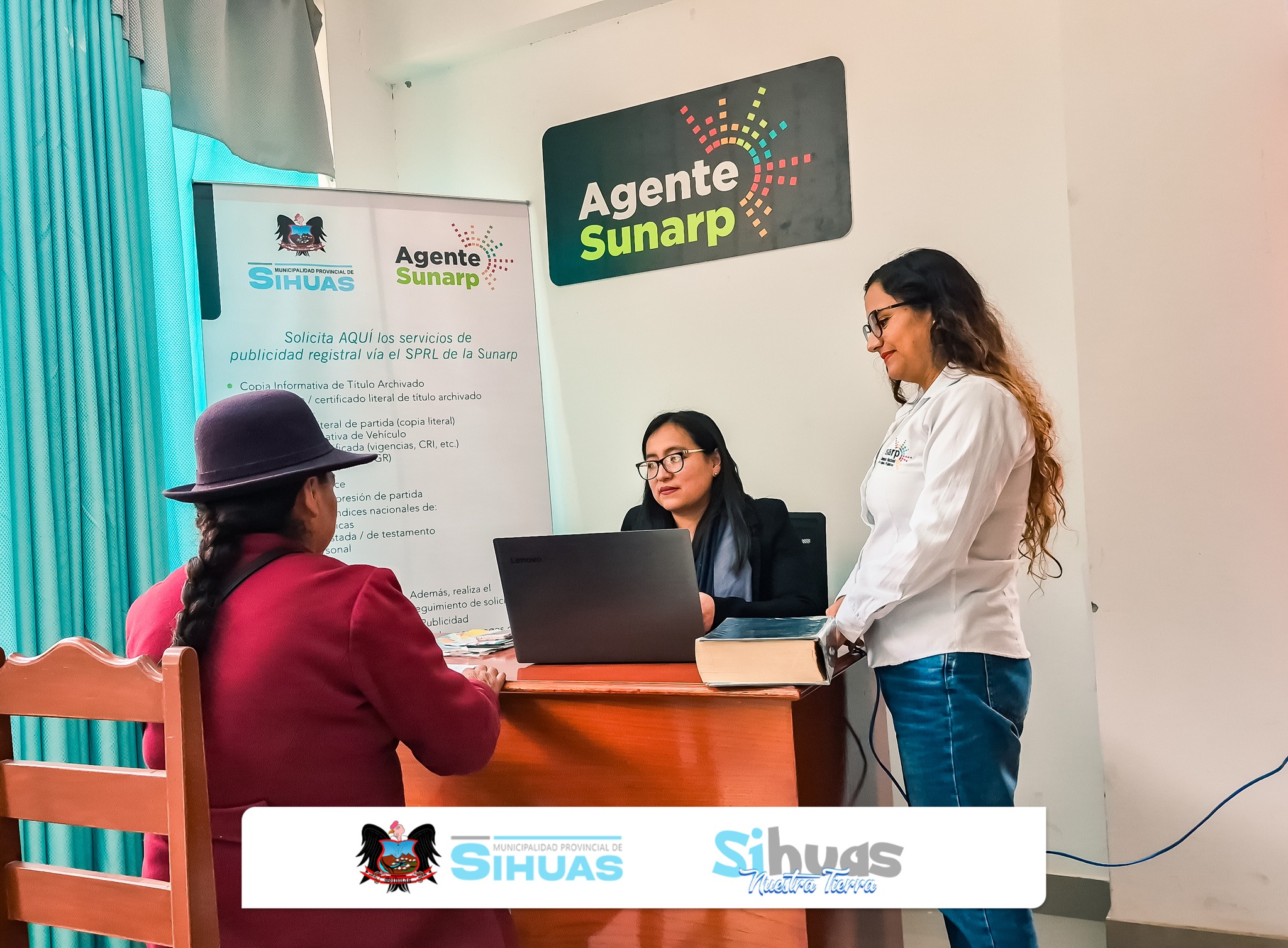 𝘕𝘶𝘦𝘷𝘰 𝘱𝘶𝘯𝘵𝘰 𝘥𝘦 𝘢𝘵𝘦𝘯𝘤𝘪𝘰́𝘯 𝘱𝘦𝘳𝘮𝘪𝘵𝘪𝘳𝘢́ 𝘢𝘤𝘤𝘦𝘥𝘦𝘳 𝘢 𝘴𝘦𝘳𝘷𝘪𝘤𝘪𝘰𝘴 𝘥𝘦 𝘱𝘶𝘣𝘭𝘪𝘤𝘪𝘥𝘢𝘥 𝘳𝘦𝘨𝘪𝘴𝘵𝘳𝘢𝘭 𝘴𝘪𝘯 𝘯𝘦𝘤𝘦𝘴𝘪𝘥𝘢𝘥 𝘥𝘦 𝘵𝘳𝘢𝘴𝘭𝘢𝘥𝘢𝘳𝘴𝘦 𝘧𝘶𝘦𝘳𝘢 𝘥𝘦 𝘚𝘪𝘩𝘶𝘢𝘴.
Desde el 19 de febrero del presente, la provincia de Sihuas cuenta con un Agente Sunarp que permitirá a la ciudadanía acceder a servicios de publicidad registral sin necesidad de trasladarse a otras ciudades.
La implementación de este nuevo punto de atención es resultado del convenio interinstitucional suscrito entre la Municipalidad Provincial de Sihuas y la Superintendencia Nacional de los Registros Públicos (Sunarp), con el propósito de facilitar el acceso a información registral y fortalecer la formalización en la provincia.
El acto de apertura contó con la participación de la regidora provincial Cleogosmith Chávez Velásquez y la abogada Fiorela Bazán Pera, jefa de la Oficina Registral de Chimbote, en representación de la Zona Registral N.° VII – Sunarp. También asistieron el director de la Unidad de Gestión Educativa Local Sihuas, el director de EsSalud Sihuas, representantes del Centro Emergencia Mujer, Subprefectura, Oficina de Registro Militar de Sihuas, Policía Nacional del Perú, así como miembros de la sociedad civil y vecinos de la provincia.
A través del Agente Sunarp se podrán solicitar certificados literales de partidas, vigencias de poder, boletas informativas vehiculares, búsqueda en índices nacionales, visualización e impresión de partidas registrales y seguimiento de trámites mediante el Servicio de Publicidad Registral en Línea (SPRL).
La atención al público será en las instalaciones de la Municipalidad Provincial de Sihuas, en el horario institucional de 8:00 a.m. a 1:00 p.m. y de 3:00 p.m. a 6:00 p.m.
Esta acción permitirá que más ciudadanos accedan a servicios registrales de manera oportuna y segura, fortaleciendo la seguridad jurídica en la provincia.
