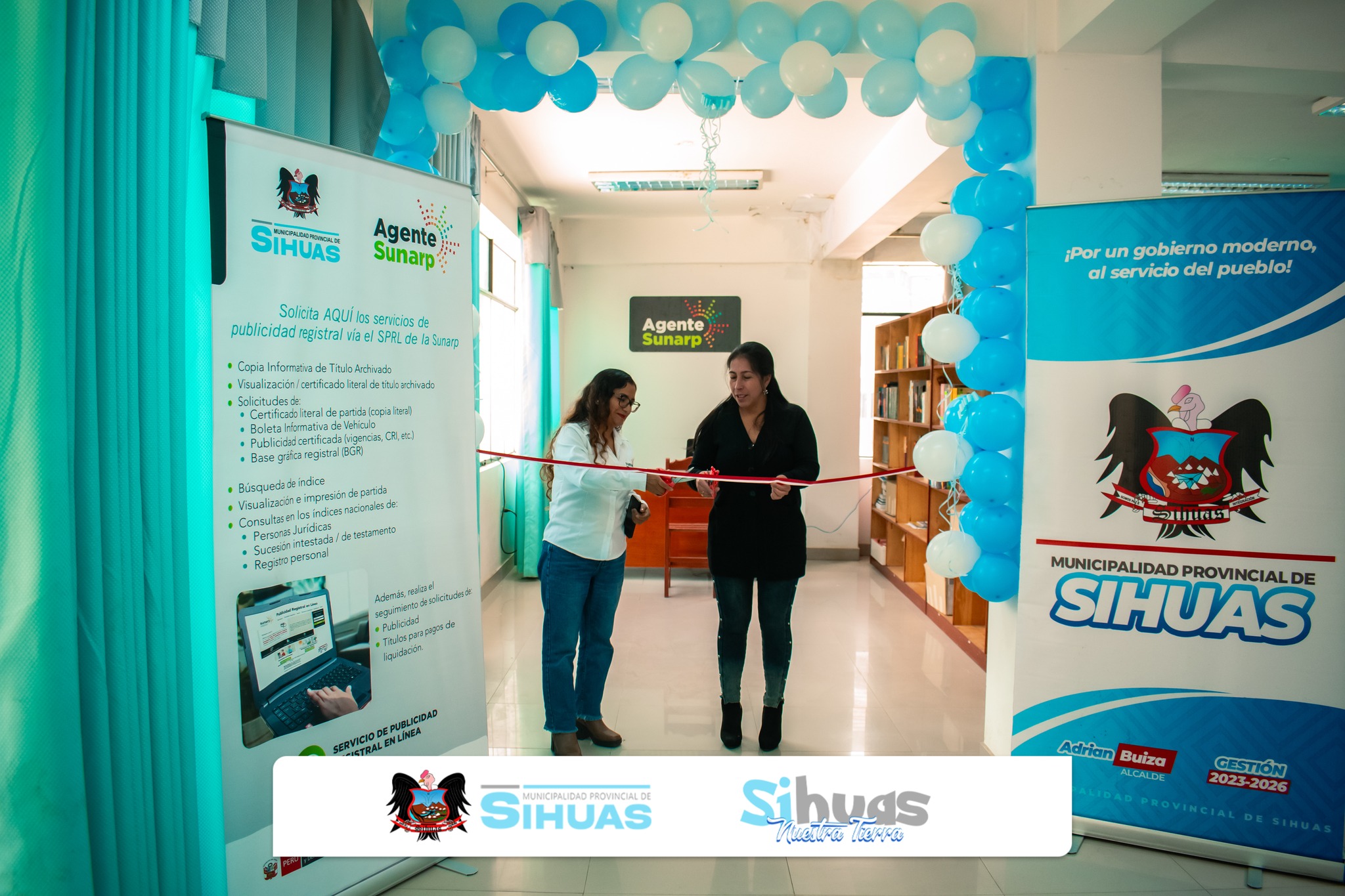 𝘕𝘶𝘦𝘷𝘰 𝘱𝘶𝘯𝘵𝘰 𝘥𝘦 𝘢𝘵𝘦𝘯𝘤𝘪𝘰́𝘯 𝘱𝘦𝘳𝘮𝘪𝘵𝘪𝘳𝘢́ 𝘢𝘤𝘤𝘦𝘥𝘦𝘳 𝘢 𝘴𝘦𝘳𝘷𝘪𝘤𝘪𝘰𝘴 𝘥𝘦 𝘱𝘶𝘣𝘭𝘪𝘤𝘪𝘥𝘢𝘥 𝘳𝘦𝘨𝘪𝘴𝘵𝘳𝘢𝘭 𝘴𝘪𝘯 𝘯𝘦𝘤𝘦𝘴𝘪𝘥𝘢𝘥 𝘥𝘦 𝘵𝘳𝘢𝘴𝘭𝘢𝘥𝘢𝘳𝘴𝘦 𝘧𝘶𝘦𝘳𝘢 𝘥𝘦 𝘚𝘪𝘩𝘶𝘢𝘴.
Desde el 19 de febrero del presente, la provincia de Sihuas cuenta con un Agente Sunarp que permitirá a la ciudadanía acceder a servicios de publicidad registral sin necesidad de trasladarse a otras ciudades.
La implementación de este nuevo punto de atención es resultado del convenio interinstitucional suscrito entre la Municipalidad Provincial de Sihuas y la Superintendencia Nacional de los Registros Públicos (Sunarp), con el propósito de facilitar el acceso a información registral y fortalecer la formalización en la provincia.
El acto de apertura contó con la participación de la regidora provincial Cleogosmith Chávez Velásquez y la abogada Fiorela Bazán Pera, jefa de la Oficina Registral de Chimbote, en representación de la Zona Registral N.° VII – Sunarp. También asistieron el director de la Unidad de Gestión Educativa Local Sihuas, el director de EsSalud Sihuas, representantes del Centro Emergencia Mujer, Subprefectura, Oficina de Registro Militar de Sihuas, Policía Nacional del Perú, así como miembros de la sociedad civil y vecinos de la provincia.
A través del Agente Sunarp se podrán solicitar certificados literales de partidas, vigencias de poder, boletas informativas vehiculares, búsqueda en índices nacionales, visualización e impresión de partidas registrales y seguimiento de trámites mediante el Servicio de Publicidad Registral en Línea (SPRL).
La atención al público será en las instalaciones de la Municipalidad Provincial de Sihuas, en el horario institucional de 8:00 a.m. a 1:00 p.m. y de 3:00 p.m. a 6:00 p.m.
Esta acción permitirá que más ciudadanos accedan a servicios registrales de manera oportuna y segura, fortaleciendo la seguridad jurídica en la provincia.