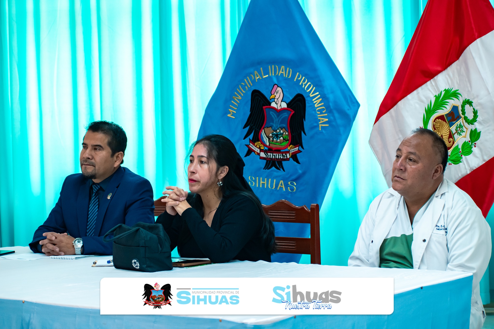 𝘌𝘴𝘱𝘢𝘤𝘪𝘰 𝘮𝘶𝘭𝘵𝘪𝘴𝘦𝘤𝘵𝘰𝘳𝘪𝘢𝘭 𝘢𝘤𝘰𝘳𝘥𝘰́ 𝘢𝘤𝘤𝘪𝘰𝘯𝘦𝘴 𝘧𝘳𝘦𝘯𝘵𝘦 𝘢 𝘱𝘳𝘰𝘣𝘭𝘦𝘮𝘢́𝘵𝘪𝘤𝘢𝘴 𝘲𝘶𝘦 𝘪𝘮𝘱𝘢𝘤𝘵𝘢𝘯 𝘥𝘪𝘳𝘦𝘤𝘵𝘢𝘮𝘦𝘯𝘵𝘦 𝘦𝘯 𝘭𝘢 𝘯𝘪𝘯̃𝘦𝘻, 𝘢𝘥𝘰𝘭𝘦𝘴𝘤𝘦𝘯𝘤𝘪𝘢 𝘺 𝘧𝘢𝘮𝘪𝘭𝘪𝘢𝘴 𝘥𝘦 𝘭𝘢 𝘱𝘳𝘰𝘷𝘪𝘯𝘤𝘪𝘢.
El Concejo Provincial de Salud (CPS) de Sihuas realizó su sesión de reactivación correspondiente al año 2026, marcando el inicio del trabajo articulado para la atención de las prioridades sanitarias en Sihuas.
Tras el análisis técnico respectivo, se definieron como ejes de intervención al tratamiento inadecuado del agua, embarazo adolescente, enfermedades de transmisión sexual, parasitosis intestinal, anemia en menores de tres años, tenencia responsable de animales, consumo de sustancias y caries dental.
Durante la sesión se acordó el involucramiento activo de todas las instituciones integrantes del Concejo en el desarrollo de acciones preventivas y de promoción de la salud, con especial énfasis en el trabajo de incidencia con madres y padres de familia, así como en la articulación con instituciones educativas y docentes.
Asimismo, se estableció la realización de sesiones mensuales del CPS durante el 2026, con un cronograma previamente definido, a fin de garantizar el seguimiento de los compromisos asumidos y la evaluación de avances, acordando el trabajo articulado de todos los sectores.
En la reunión participaron representantes del sector Salud (incluyendo EsSalud y el Hospital de Apoyo Sihuas), del sector Educación y de diversas instituciones públicas de la provincia, entre ellas el Centro Emergencia Mujer, la Subprefectura Provincial, el Instituto de Educación Superior Tecnológico Público “Agustín Haya de la Torre” y la Oficina de Registro Militar Provincial. Asimismo, asistieron autoridades locales y personal de la Gerencia de Desarrollo Social y Servicios Públicos, con la presencia de la teniente alcaldesa en representación del gobierno local.
El Concejo Provincial de Salud constituye un espacio fundamental para la coordinación interinstitucional y la planificación de acciones orientadas a mejorar las condiciones sanitarias de la población de Sihuas.