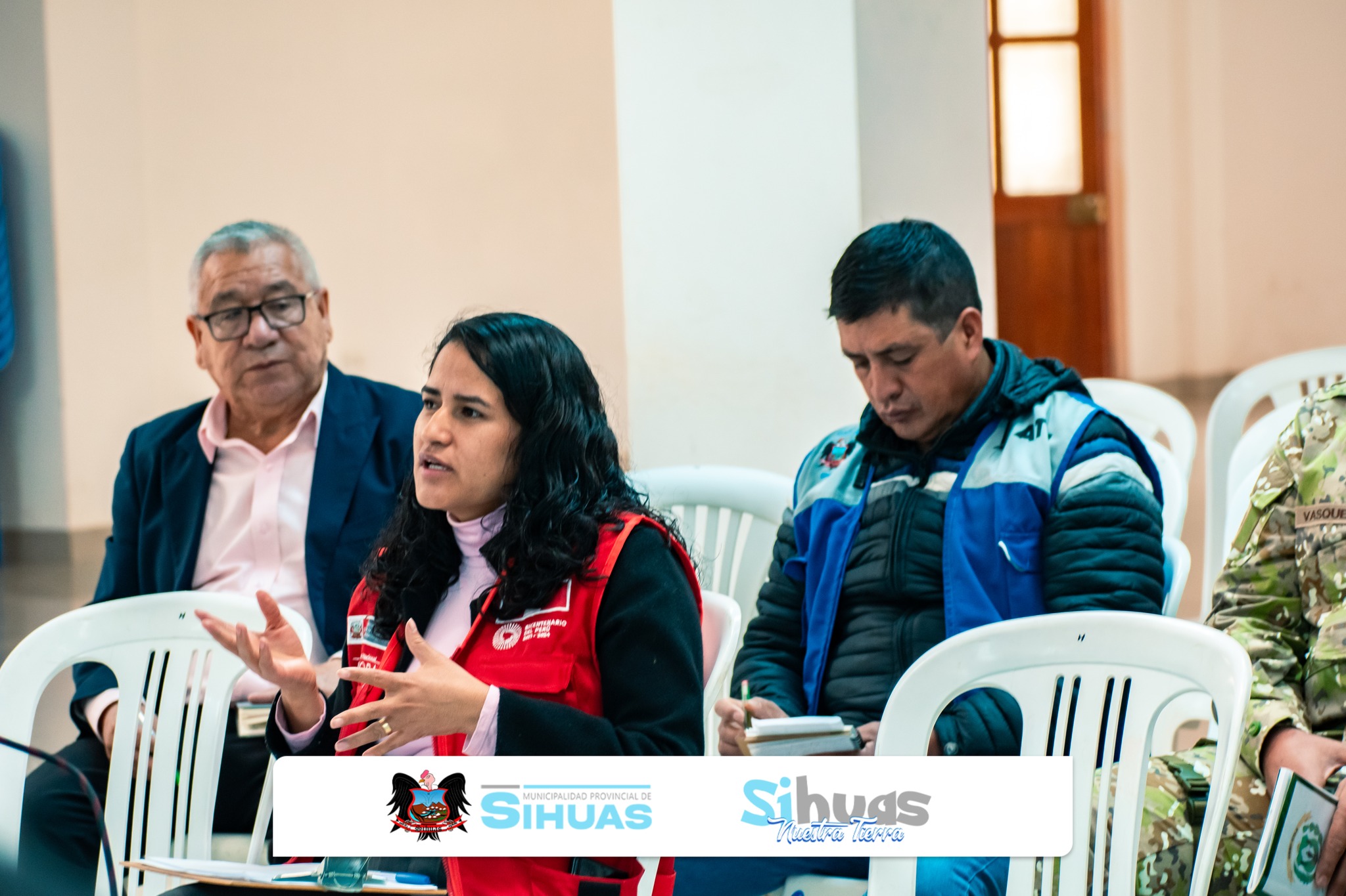 𝘌𝘴𝘱𝘢𝘤𝘪𝘰 𝘮𝘶𝘭𝘵𝘪𝘴𝘦𝘤𝘵𝘰𝘳𝘪𝘢𝘭 𝘢𝘤𝘰𝘳𝘥𝘰́ 𝘢𝘤𝘤𝘪𝘰𝘯𝘦𝘴 𝘧𝘳𝘦𝘯𝘵𝘦 𝘢 𝘱𝘳𝘰𝘣𝘭𝘦𝘮𝘢́𝘵𝘪𝘤𝘢𝘴 𝘲𝘶𝘦 𝘪𝘮𝘱𝘢𝘤𝘵𝘢𝘯 𝘥𝘪𝘳𝘦𝘤𝘵𝘢𝘮𝘦𝘯𝘵𝘦 𝘦𝘯 𝘭𝘢 𝘯𝘪𝘯̃𝘦𝘻, 𝘢𝘥𝘰𝘭𝘦𝘴𝘤𝘦𝘯𝘤𝘪𝘢 𝘺 𝘧𝘢𝘮𝘪𝘭𝘪𝘢𝘴 𝘥𝘦 𝘭𝘢 𝘱𝘳𝘰𝘷𝘪𝘯𝘤𝘪𝘢.
El Concejo Provincial de Salud (CPS) de Sihuas realizó su sesión de reactivación correspondiente al año 2026, marcando el inicio del trabajo articulado para la atención de las prioridades sanitarias en Sihuas.
Tras el análisis técnico respectivo, se definieron como ejes de intervención al tratamiento inadecuado del agua, embarazo adolescente, enfermedades de transmisión sexual, parasitosis intestinal, anemia en menores de tres años, tenencia responsable de animales, consumo de sustancias y caries dental.
Durante la sesión se acordó el involucramiento activo de todas las instituciones integrantes del Concejo en el desarrollo de acciones preventivas y de promoción de la salud, con especial énfasis en el trabajo de incidencia con madres y padres de familia, así como en la articulación con instituciones educativas y docentes.
Asimismo, se estableció la realización de sesiones mensuales del CPS durante el 2026, con un cronograma previamente definido, a fin de garantizar el seguimiento de los compromisos asumidos y la evaluación de avances, acordando el trabajo articulado de todos los sectores.
En la reunión participaron representantes del sector Salud (incluyendo EsSalud y el Hospital de Apoyo Sihuas), del sector Educación y de diversas instituciones públicas de la provincia, entre ellas el Centro Emergencia Mujer, la Subprefectura Provincial, el Instituto de Educación Superior Tecnológico Público “Agustín Haya de la Torre” y la Oficina de Registro Militar Provincial. Asimismo, asistieron autoridades locales y personal de la Gerencia de Desarrollo Social y Servicios Públicos, con la presencia de la teniente alcaldesa en representación del gobierno local.
El Concejo Provincial de Salud constituye un espacio fundamental para la coordinación interinstitucional y la planificación de acciones orientadas a mejorar las condiciones sanitarias de la población de Sihuas.