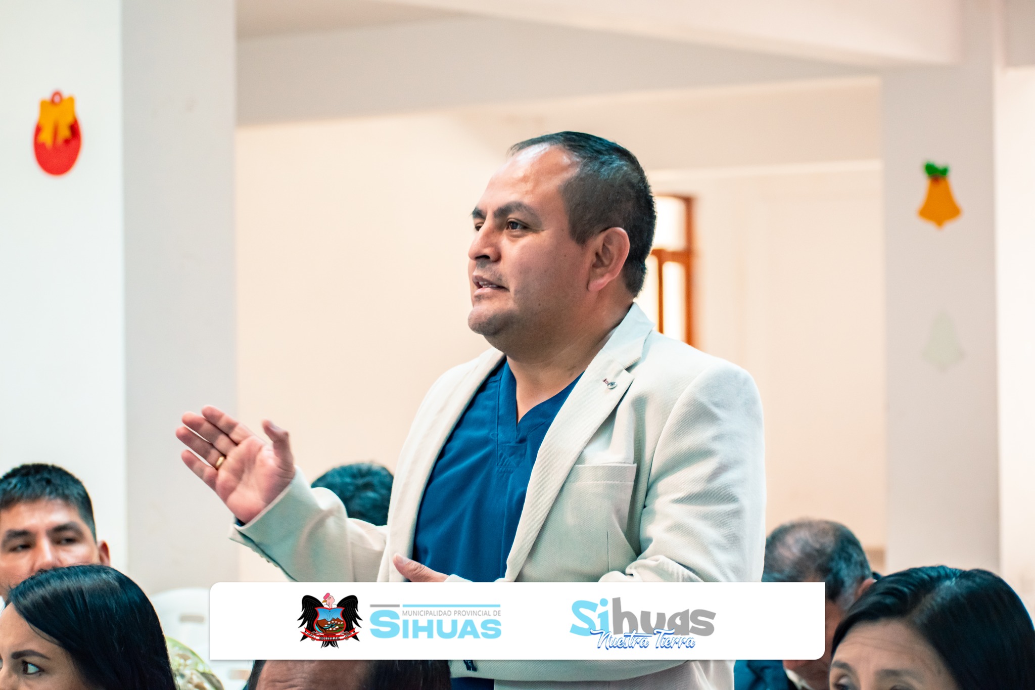 𝘌𝘴𝘱𝘢𝘤𝘪𝘰 𝘮𝘶𝘭𝘵𝘪𝘴𝘦𝘤𝘵𝘰𝘳𝘪𝘢𝘭 𝘢𝘤𝘰𝘳𝘥𝘰́ 𝘢𝘤𝘤𝘪𝘰𝘯𝘦𝘴 𝘧𝘳𝘦𝘯𝘵𝘦 𝘢 𝘱𝘳𝘰𝘣𝘭𝘦𝘮𝘢́𝘵𝘪𝘤𝘢𝘴 𝘲𝘶𝘦 𝘪𝘮𝘱𝘢𝘤𝘵𝘢𝘯 𝘥𝘪𝘳𝘦𝘤𝘵𝘢𝘮𝘦𝘯𝘵𝘦 𝘦𝘯 𝘭𝘢 𝘯𝘪𝘯̃𝘦𝘻, 𝘢𝘥𝘰𝘭𝘦𝘴𝘤𝘦𝘯𝘤𝘪𝘢 𝘺 𝘧𝘢𝘮𝘪𝘭𝘪𝘢𝘴 𝘥𝘦 𝘭𝘢 𝘱𝘳𝘰𝘷𝘪𝘯𝘤𝘪𝘢.
El Concejo Provincial de Salud (CPS) de Sihuas realizó su sesión de reactivación correspondiente al año 2026, marcando el inicio del trabajo articulado para la atención de las prioridades sanitarias en Sihuas.
Tras el análisis técnico respectivo, se definieron como ejes de intervención al tratamiento inadecuado del agua, embarazo adolescente, enfermedades de transmisión sexual, parasitosis intestinal, anemia en menores de tres años, tenencia responsable de animales, consumo de sustancias y caries dental.
Durante la sesión se acordó el involucramiento activo de todas las instituciones integrantes del Concejo en el desarrollo de acciones preventivas y de promoción de la salud, con especial énfasis en el trabajo de incidencia con madres y padres de familia, así como en la articulación con instituciones educativas y docentes.
Asimismo, se estableció la realización de sesiones mensuales del CPS durante el 2026, con un cronograma previamente definido, a fin de garantizar el seguimiento de los compromisos asumidos y la evaluación de avances, acordando el trabajo articulado de todos los sectores.
En la reunión participaron representantes del sector Salud (incluyendo EsSalud y el Hospital de Apoyo Sihuas), del sector Educación y de diversas instituciones públicas de la provincia, entre ellas el Centro Emergencia Mujer, la Subprefectura Provincial, el Instituto de Educación Superior Tecnológico Público “Agustín Haya de la Torre” y la Oficina de Registro Militar Provincial. Asimismo, asistieron autoridades locales y personal de la Gerencia de Desarrollo Social y Servicios Públicos, con la presencia de la teniente alcaldesa en representación del gobierno local.
El Concejo Provincial de Salud constituye un espacio fundamental para la coordinación interinstitucional y la planificación de acciones orientadas a mejorar las condiciones sanitarias de la población de Sihuas.