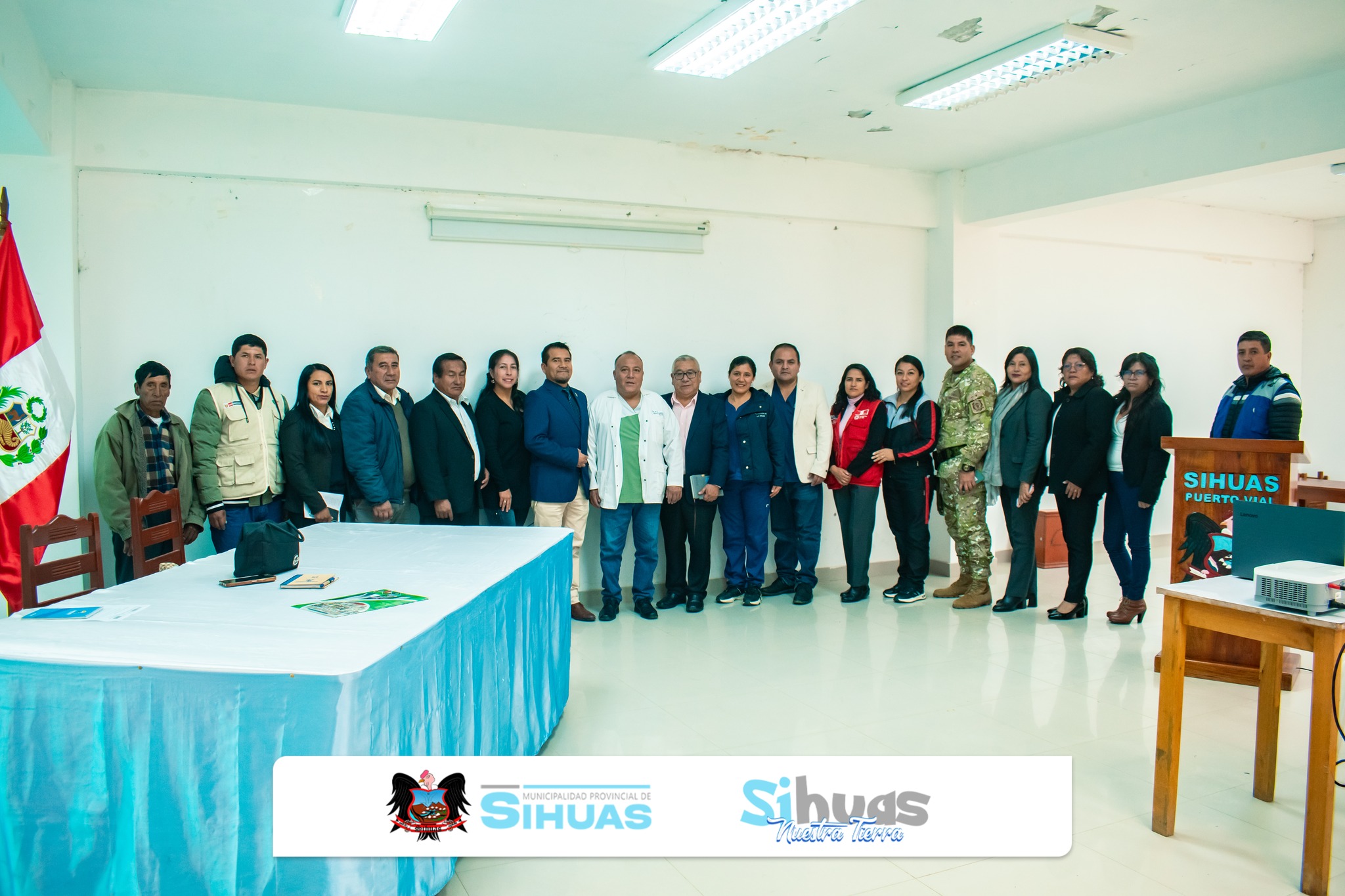 𝘌𝘴𝘱𝘢𝘤𝘪𝘰 𝘮𝘶𝘭𝘵𝘪𝘴𝘦𝘤𝘵𝘰𝘳𝘪𝘢𝘭 𝘢𝘤𝘰𝘳𝘥𝘰́ 𝘢𝘤𝘤𝘪𝘰𝘯𝘦𝘴 𝘧𝘳𝘦𝘯𝘵𝘦 𝘢 𝘱𝘳𝘰𝘣𝘭𝘦𝘮𝘢́𝘵𝘪𝘤𝘢𝘴 𝘲𝘶𝘦 𝘪𝘮𝘱𝘢𝘤𝘵𝘢𝘯 𝘥𝘪𝘳𝘦𝘤𝘵𝘢𝘮𝘦𝘯𝘵𝘦 𝘦𝘯 𝘭𝘢 𝘯𝘪𝘯̃𝘦𝘻, 𝘢𝘥𝘰𝘭𝘦𝘴𝘤𝘦𝘯𝘤𝘪𝘢 𝘺 𝘧𝘢𝘮𝘪𝘭𝘪𝘢𝘴 𝘥𝘦 𝘭𝘢 𝘱𝘳𝘰𝘷𝘪𝘯𝘤𝘪𝘢.
El Concejo Provincial de Salud (CPS) de Sihuas realizó su sesión de reactivación correspondiente al año 2026, marcando el inicio del trabajo articulado para la atención de las prioridades sanitarias en Sihuas.
Tras el análisis técnico respectivo, se definieron como ejes de intervención al tratamiento inadecuado del agua, embarazo adolescente, enfermedades de transmisión sexual, parasitosis intestinal, anemia en menores de tres años, tenencia responsable de animales, consumo de sustancias y caries dental.
Durante la sesión se acordó el involucramiento activo de todas las instituciones integrantes del Concejo en el desarrollo de acciones preventivas y de promoción de la salud, con especial énfasis en el trabajo de incidencia con madres y padres de familia, así como en la articulación con instituciones educativas y docentes.
Asimismo, se estableció la realización de sesiones mensuales del CPS durante el 2026, con un cronograma previamente definido, a fin de garantizar el seguimiento de los compromisos asumidos y la evaluación de avances, acordando el trabajo articulado de todos los sectores.
En la reunión participaron representantes del sector Salud (incluyendo EsSalud y el Hospital de Apoyo Sihuas), del sector Educación y de diversas instituciones públicas de la provincia, entre ellas el Centro Emergencia Mujer, la Subprefectura Provincial, el Instituto de Educación Superior Tecnológico Público “Agustín Haya de la Torre” y la Oficina de Registro Militar Provincial. Asimismo, asistieron autoridades locales y personal de la Gerencia de Desarrollo Social y Servicios Públicos, con la presencia de la teniente alcaldesa en representación del gobierno local.
El Concejo Provincial de Salud constituye un espacio fundamental para la coordinación interinstitucional y la planificación de acciones orientadas a mejorar las condiciones sanitarias de la población de Sihuas.