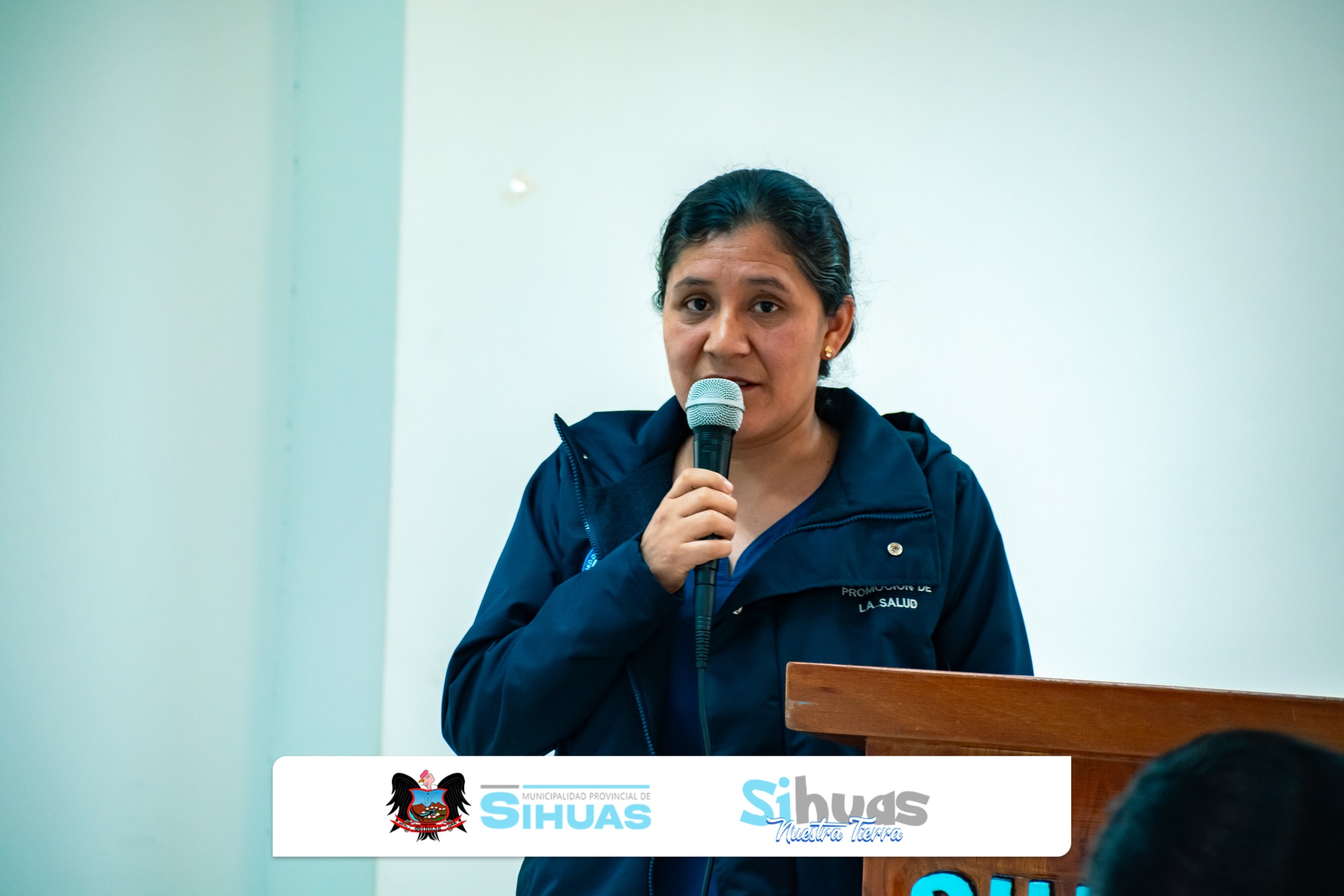 𝘌𝘴𝘱𝘢𝘤𝘪𝘰 𝘮𝘶𝘭𝘵𝘪𝘴𝘦𝘤𝘵𝘰𝘳𝘪𝘢𝘭 𝘢𝘤𝘰𝘳𝘥𝘰́ 𝘢𝘤𝘤𝘪𝘰𝘯𝘦𝘴 𝘧𝘳𝘦𝘯𝘵𝘦 𝘢 𝘱𝘳𝘰𝘣𝘭𝘦𝘮𝘢́𝘵𝘪𝘤𝘢𝘴 𝘲𝘶𝘦 𝘪𝘮𝘱𝘢𝘤𝘵𝘢𝘯 𝘥𝘪𝘳𝘦𝘤𝘵𝘢𝘮𝘦𝘯𝘵𝘦 𝘦𝘯 𝘭𝘢 𝘯𝘪𝘯̃𝘦𝘻, 𝘢𝘥𝘰𝘭𝘦𝘴𝘤𝘦𝘯𝘤𝘪𝘢 𝘺 𝘧𝘢𝘮𝘪𝘭𝘪𝘢𝘴 𝘥𝘦 𝘭𝘢 𝘱𝘳𝘰𝘷𝘪𝘯𝘤𝘪𝘢.
El Concejo Provincial de Salud (CPS) de Sihuas realizó su sesión de reactivación correspondiente al año 2026, marcando el inicio del trabajo articulado para la atención de las prioridades sanitarias en Sihuas.
Tras el análisis técnico respectivo, se definieron como ejes de intervención al tratamiento inadecuado del agua, embarazo adolescente, enfermedades de transmisión sexual, parasitosis intestinal, anemia en menores de tres años, tenencia responsable de animales, consumo de sustancias y caries dental.
Durante la sesión se acordó el involucramiento activo de todas las instituciones integrantes del Concejo en el desarrollo de acciones preventivas y de promoción de la salud, con especial énfasis en el trabajo de incidencia con madres y padres de familia, así como en la articulación con instituciones educativas y docentes.
Asimismo, se estableció la realización de sesiones mensuales del CPS durante el 2026, con un cronograma previamente definido, a fin de garantizar el seguimiento de los compromisos asumidos y la evaluación de avances, acordando el trabajo articulado de todos los sectores.
En la reunión participaron representantes del sector Salud (incluyendo EsSalud y el Hospital de Apoyo Sihuas), del sector Educación y de diversas instituciones públicas de la provincia, entre ellas el Centro Emergencia Mujer, la Subprefectura Provincial, el Instituto de Educación Superior Tecnológico Público “Agustín Haya de la Torre” y la Oficina de Registro Militar Provincial. Asimismo, asistieron autoridades locales y personal de la Gerencia de Desarrollo Social y Servicios Públicos, con la presencia de la teniente alcaldesa en representación del gobierno local.
El Concejo Provincial de Salud constituye un espacio fundamental para la coordinación interinstitucional y la planificación de acciones orientadas a mejorar las condiciones sanitarias de la población de Sihuas.