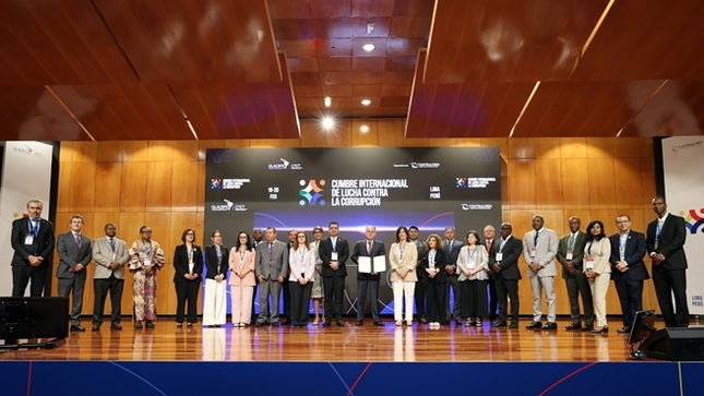 Durante la “Cumbre Internacional de Lucha contra la Corrupción”, que se realizó en la ciudad de Lima, los representantes de 32 Entidades Fiscalizadoras Superiores (EFS) suscribieron la Declaración sobre el Fortalecimiento del Control Gubernamental ante la Corrupción Transnacional y las Nuevas Tecnologías, donde se comprometen a impulsar el desarrollo de políticas anticorrupción globales que fortalezcan su rol estratégico y promover marcos institucionales que faciliten el control gubernamental de flujos financieros y la vigilancia de recursos en contextos transnacionales.