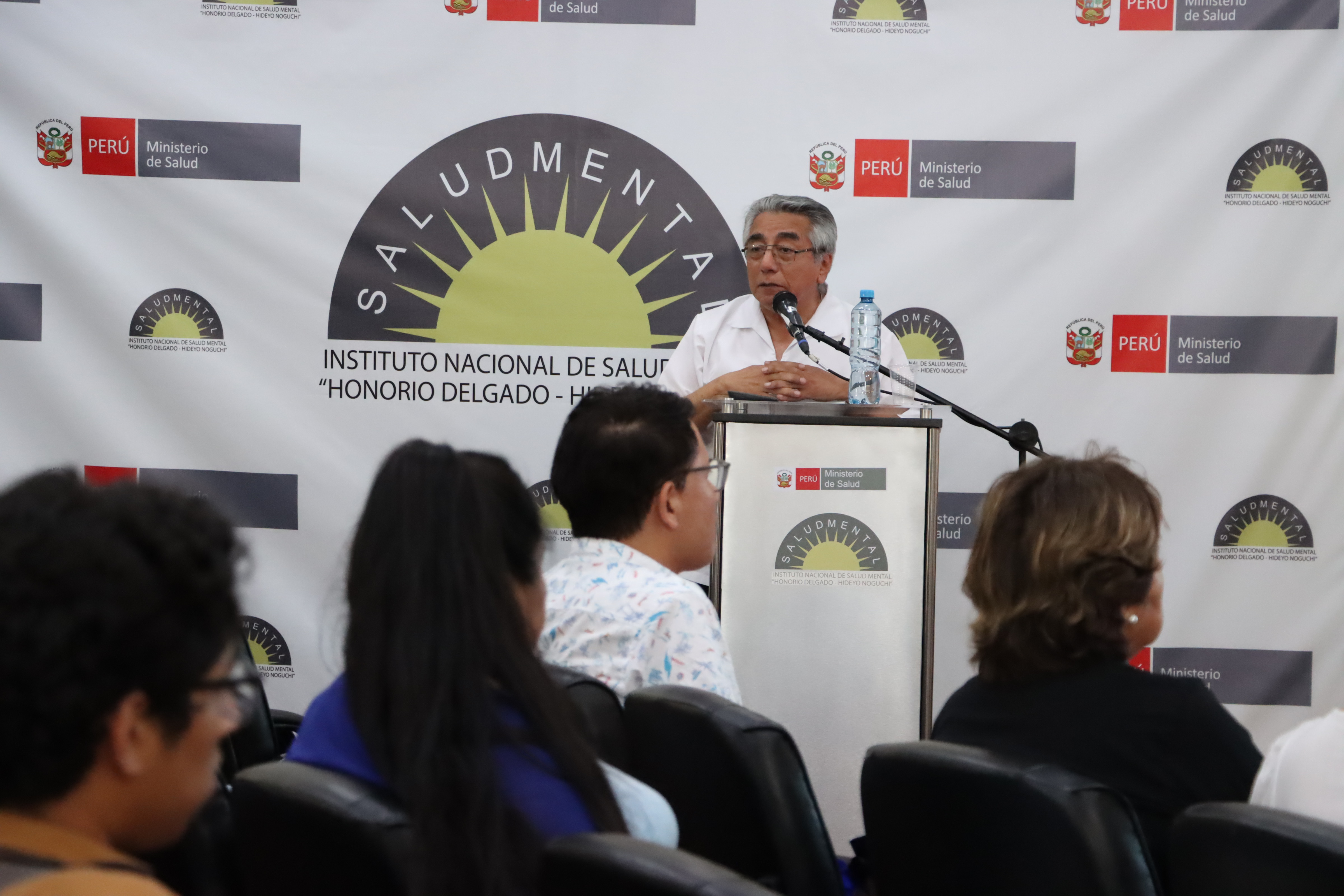 Experto Lizardo Rodríguez analiza el impacto de patrones familiares disfuncionales en el tratamiento sistémico de la depresión actual