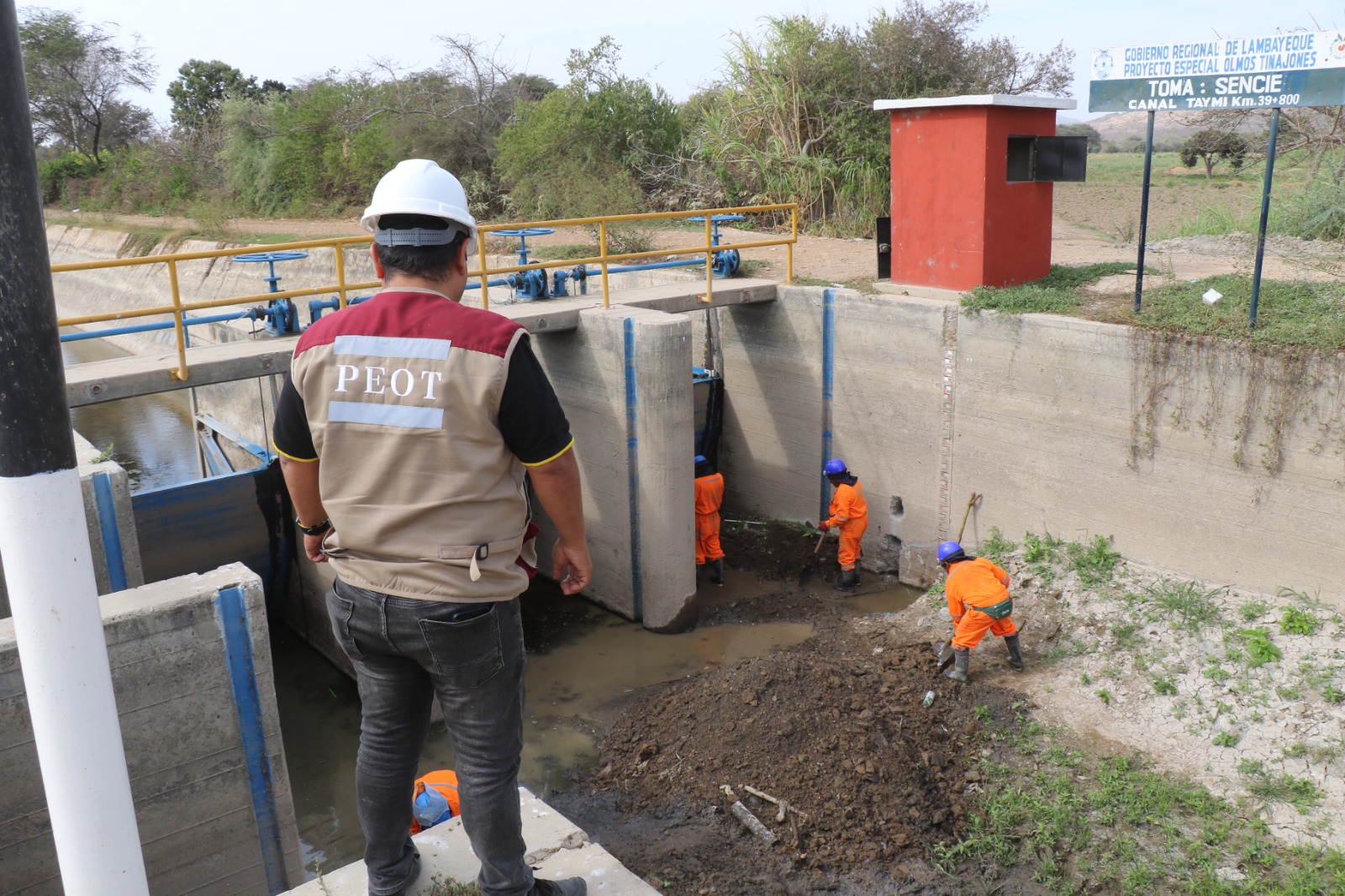 Se ejecutará la limpieza de 130 kilómetros de drenes y la rehabilitación de estructuras de riego en puntos clave a fin de asegurar la continuidad del servicio de agua para uso agrícola y otros. 