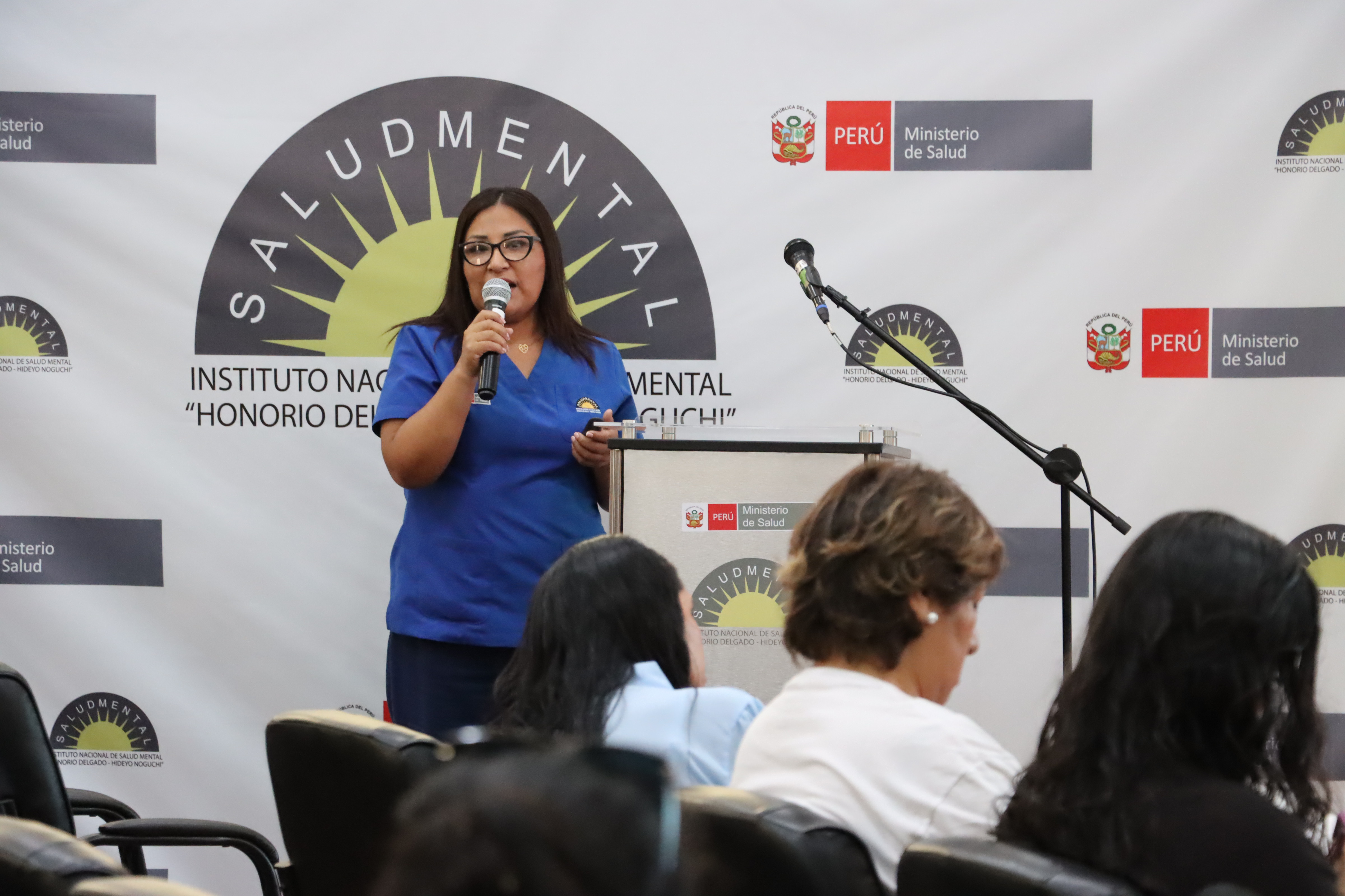 Especialista en salud mental presenta innovador enfoque sistémico para el tratamiento del duelo prolongado en Jornada Científica