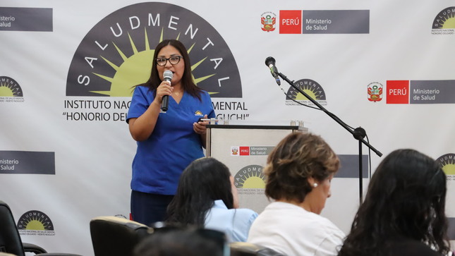 Especialista en salud mental presenta innovador enfoque sistémico para el tratamiento del duelo prolongado en Jornada Científica