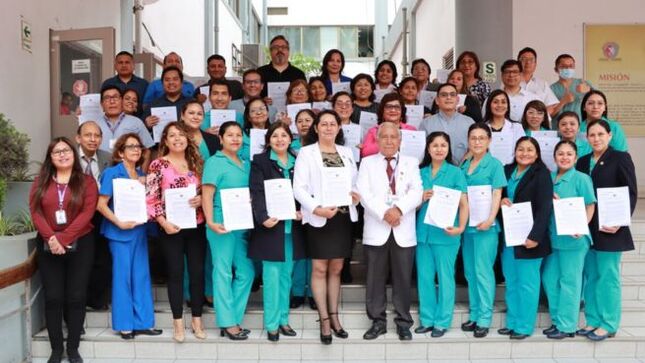 Archivo jpg muestra al director del INMP acompañado de los servidores nombrados y con cambio de grupo ocupacional 