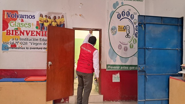 Tumbes. – En el marco del Operativo Nacional de Control a los Servicios Educativos – Año Escolar 2026, la Contraloría General evidenció carencias, limitaciones y deficiencias en las instituciones educativas de Tumbes, donde se visitó una muestra de 25 colegios, verificando que el 88 % (22) de servicios higiénicos, el 72 % (18) de paredes de aula, el 64% (16) de techos y el 64% (16) de los pisos de salones requieren mantenimiento y/o sustitución, al igual que los cercos perimétricos, pues el 56% (14) necesita atención urgente.