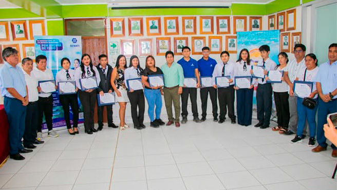 Autoridades reconocen el talento de los estudiantes huarmeyanos becados de Senati