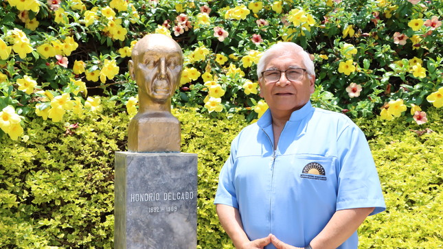 Gratitud en el alma: El Dr. Julio Huamán, testigo de la hermandad peruano-japonesa, rinde homenaje a los valores nipones en el INSM “HD-HN”.