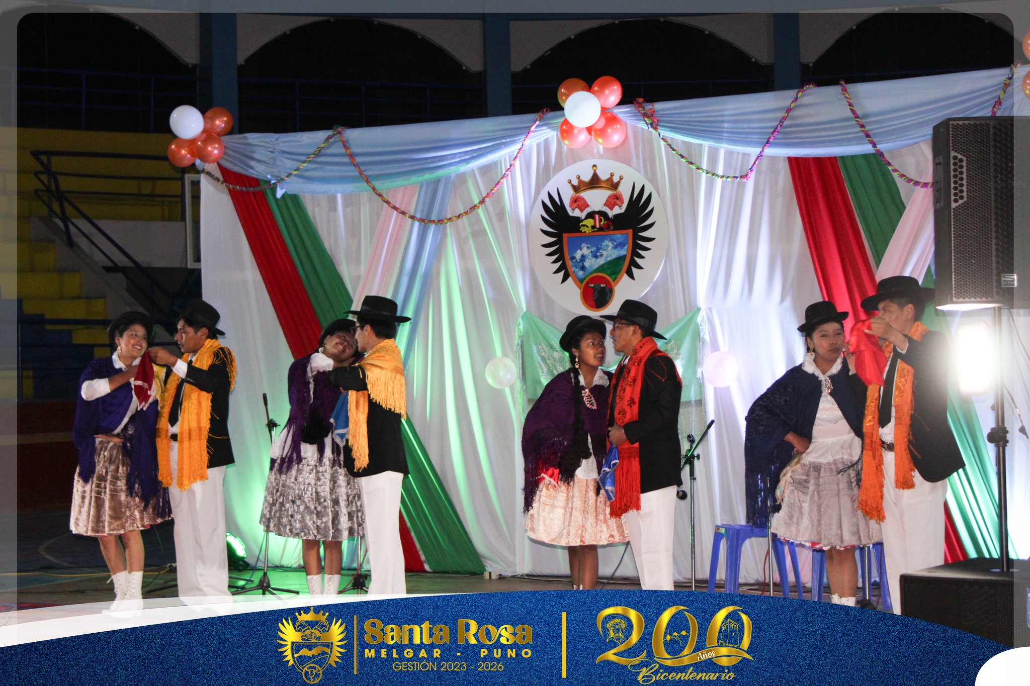 #VenDisfrutaDelCarnaval2026
"ππππππΓπ ππ πππππππ ππππππππ ππππ²" ππ πππππ π
ππππππ πππππππππππππ
El Coliseo Cerrado del distrito de Santa Rosa, fue el escenario principal para la elecciΓ³n de la "Cholita Pandilla 2026",
En la categorΓa Junior, la ganadora fue la niΓ±a Criss Helen Cahuana Quincho de la Comparsa Pandillera Copos de Nieve.
En CategorΓa Libre, se coronΓ³ como "Cholita Pandilla 2026", la seΓ±orita Esmilia Fiorela Cucho Cruz, de la Comparsa Pandillera Municipal Rosendo Huirse, obteniendo un total de 84.95 puntos y como segundo lugar se ubicΓ³ la seΓ±orita Luzmila Pocco Santader, obteniendo 84.15 puntos, de la Comparsa Pandillera Copos de Nieve.