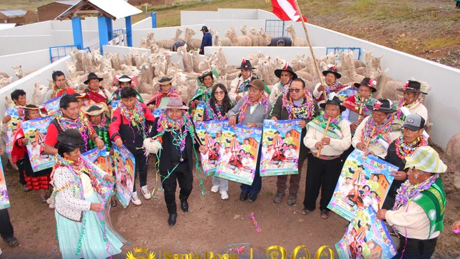 #TradicionalTaripakuy2026🎊🎈🎉🦙🦙🦙
🔴👉𝐓𝐑𝐀𝐃𝐈𝐂𝐈𝐎𝐍𝐀𝐋 𝐓𝐀𝐑𝐈𝐏𝐀𝐊𝐔𝐘 𝐏𝐎𝐑 𝐏𝐀𝐑𝐓𝐄 𝐃𝐄 𝐋𝐀𝐒 𝐀𝐔𝐓𝐎𝐑𝐈𝐃𝐀𝐃𝐄𝐒 𝐄𝐍 𝐄𝐋 𝐌𝐎𝐃𝐄𝐑𝐍𝐎 𝐂𝐄𝐍𝐓𝐑𝐎 𝐃𝐄 𝐏𝐑𝐎𝐃𝐔𝐂𝐂𝐈Ó𝐍 𝐃𝐄 𝐑𝐄𝐏𝐑𝐎𝐃𝐔𝐂𝐓𝐎𝐑𝐄𝐒-𝐂𝐏𝐑.
Con motivo de las fiestas carnavalescas, el alcalde de la Municipalidad Distrital de Santa Rosa, acompañado de los señores regidores y el equipo técnico municipal, participó en el tradicional Taripakuy a la Chita Mama – Lunes de Juego, actividad que se desarrolló en coordinación con la Dirección de Desarrollo Económico Local.
La actividad carnavalesca se llevó a cabo en el Centro de Reproducción de Reproductores (CPR), ubicado en el sector Umachuco del Centro Poblado Justo Juez de Jatun Ayllu, en el distrito de Santa Rosa, provincia de Melgar, región Puno.
El tradicional Taripakuy constituye una manifestación cultural que fortalece la identidad y las costumbres ancestrales de la población, promoviendo la participación activa de autoridades y ciudadanos en el marco de las celebraciones carnavalescas.