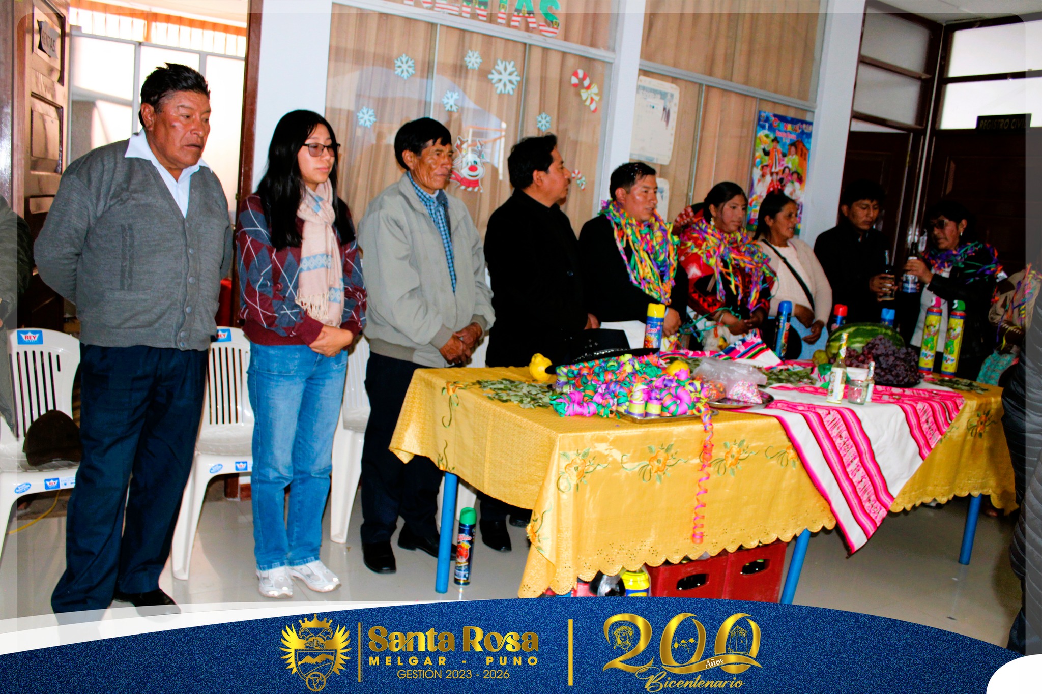 #DisfrutaDelCarnaval2026🎉🎊🪅
𝐌𝐔𝐍𝐈𝐂𝐈𝐏𝐀𝐋𝐈𝐃𝐀𝐃 𝐃𝐈𝐒𝐓𝐑𝐈𝐓𝐀𝐋 𝐃𝐄 𝐒𝐀𝐍𝐓𝐀 𝐑𝐎𝐒𝐀 𝐑𝐄𝐂𝐈𝐁𝐈Ó 𝐀 𝐋𝐎𝐒 𝐀𝐋𝐅𝐄𝐑𝐀𝐃𝐎𝐒 𝐃𝐄 𝐋𝐀 𝐒𝐀𝐍𝐓Í𝐒𝐈𝐌𝐀 𝐒𝐀𝐍𝐓𝐀 𝐑𝐎𝐒𝐀 𝐃𝐄 𝐋𝐈𝐌𝐀 𝐘 𝐀 𝐋𝐎𝐒 𝐀𝐃𝐔𝐋𝐓𝐎𝐒 𝐌𝐀𝐘𝐎𝐑𝐄𝐒 𝐄𝐍 𝐄𝐋 𝐌𝐀𝐑𝐂𝐎 𝐃𝐄 𝐋𝐀𝐒 𝐅𝐈𝐄𝐒𝐓𝐀𝐒 𝐃𝐄 𝐂𝐀𝐑𝐍𝐀𝐕𝐀𝐋
La Municipalidad Distrital de Santa Rosa recibió con gran entusiasmo a los Alferados de la Santísima Santa Rosa de Lima y a los adultos mayores del distrito (Pensión 65), en el marco de las tradicionales Fiestas de Carnaval, reafirmando su compromiso con la promoción de la cultura, la fe y la integración comunitaria.
La ceremonia contó con la presencia del señor alcalde, regidores y el equipo de trabajadores municipales, quienes brindaron una cálida bienvenida a los visitantes, destacando la importancia de mantener vivas nuestras tradiciones y fortalecer los lazos de unión entre generaciones.
Durante la actividad, los asistentes compartieron un momento de confraternidad y alegría, resaltando el valioso rol que cumplen los alferados en la preservación de las costumbres religiosas en honor a Santa Rosa de Lima, así como el aporte y la experiencia de los adultos mayores en el desarrollo social del distrito.