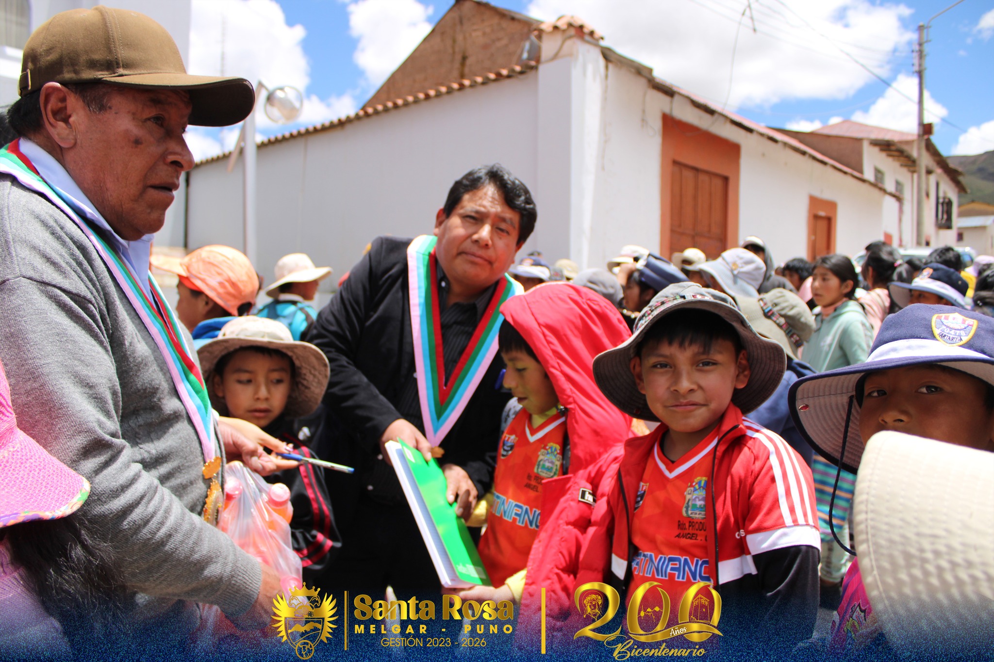 #BicentenarioSantaRosaMelgar2026💫 
🔴 👉 EN MEDIO DE GRAN ALGARABÍA DE ESTUDIANTES SE REALIZÓ LA CLAUSURA DE LA ACADEMIA MUNICIPAL VERANO 2026.
En medio de gran algarabía de estudiantes de la academia, se desarrolló la ceremonia de clausura de la “Academia Municipal Verano 2026”, la actividad se cumplió en la Plaza de Armas del distrito de Santa Rosa – Melgar, en donde sea tenido presentación musical a cargo de los niños de la academia municipal de música y mucho aprendizaje.
La ceremonia de clausura de vacaciones útiles 2026, fue liderado por nuestro alcalde distrital de Santa Rosa, acompañado de los señores regidores, Gerente Municipal y los profesionales de la Dirección de Desarrollo Social de la Municipalidad. 
La academia municipal benefició a centenares de estudiantes del nivel Primaria y Secundaria tanto del medio rural y urbano del distrito. Asimismo, al final de la ceremonia la autoridad local entregó útiles escolares a cada uno de los estudiantes con el propósito de fortalecer su aprendizaje y conocimiento.