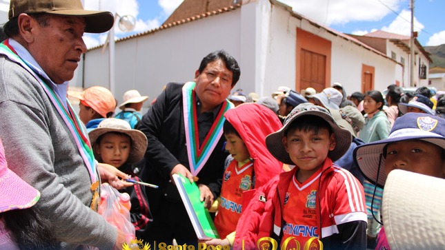 #BicentenarioSantaRosaMelgar2026💫 
🔴 👉 EN MEDIO DE GRAN ALGARABÍA DE ESTUDIANTES SE REALIZÓ LA CLAUSURA DE LA ACADEMIA MUNICIPAL VERANO 2026.
En medio de gran algarabía de estudiantes de la academia, se desarrolló la ceremonia de clausura de la “Academia Municipal Verano 2026”, la actividad se cumplió en la Plaza de Armas del distrito de Santa Rosa – Melgar, en donde sea tenido presentación musical a cargo de los niños de la academia municipal de música y mucho aprendizaje.
La ceremonia de clausura de vacaciones útiles 2026, fue liderado por nuestro alcalde distrital de Santa Rosa, acompañado de los señores regidores, Gerente Municipal y los profesionales de la Dirección de Desarrollo Social de la Municipalidad. 
La academia municipal benefició a centenares de estudiantes del nivel Primaria y Secundaria tanto del medio rural y urbano del distrito. Asimismo, al final de la ceremonia la autoridad local entregó útiles escolares a cada uno de los estudiantes con el propósito de fortalecer su aprendizaje y conocimiento.