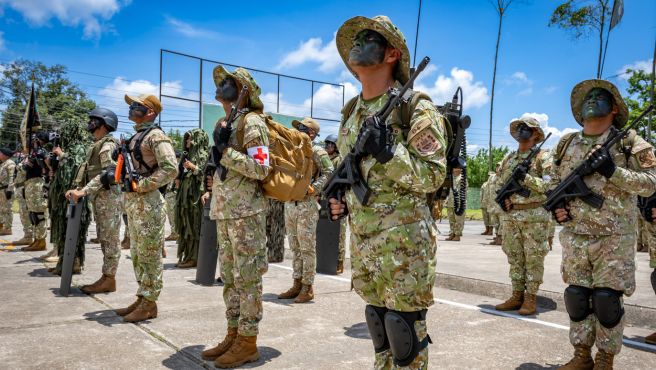 Presidente de la Corte de Ucayali participó en presentación del nuevo jefe del Ejército en la región (2)