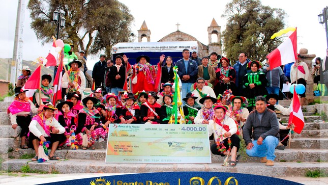 #BicentenarioSantaRosaMelgar2026💫 
🔴👉 BARRIO SANTA BÁRBARA SE CORONÓ COMO GANADOR DEL CONCURSO DE DANZAS AUTÓCTONAS Q´HASWAY 2026.
En el marco de las fiestas carnavalescas, la Municipalidad Distrital de Santa Rosa - Melgar, llevó adelante el concurso de danzas autóctonas “Q´hasway 2026”, con el objetivo de fortalecer y difundir nuestras manifestaciones culturales del distrito.
La explanada puycapata del cerrito Santa Bárbara fue el escenario donde los conjuntos de comunidades y barrios se dieron cita para mostrar su destreza y talento, con trajes coloridos y coreografías bastante llamativas ofrecieron un espectáculo lleno de ritmo al compás de los pinquillos y tambores.
La competencia fue bastante reñida en las dos categorías Junior y Libre, categoría junior primer lugar: Asociación de Artesanos Vicuñitas de Choqñeccota con 88.26 puntos, segundo lugar: Centro Folclórico Juventud Kunurana con 88.23 puntos.
Categoría “B” primer lugar: Q´hasway del Barrio Santa Bárbara obteniendo un puntaje de 90.85, segundo lugar: Q´hasway del Barrio San Miguel con 90.76 y un empate técnico en tercer lugar: Q¨hasway Comunidad Kunurana Bajo y Asociación Cultural de la Danza y Música Unión Kunurana, ambos obteniendo 90.72 puntos.
La actividad contó con la presencia del alcalde distrital, regidores, gerente municipal y demás autoridades, al finalizar el evento se procedió con la premiación a los ganadores con incentivos económicos, como reconocimiento a su esfuerzo y participación en el “Concuso de Danzas Q¨hasway 2026”.