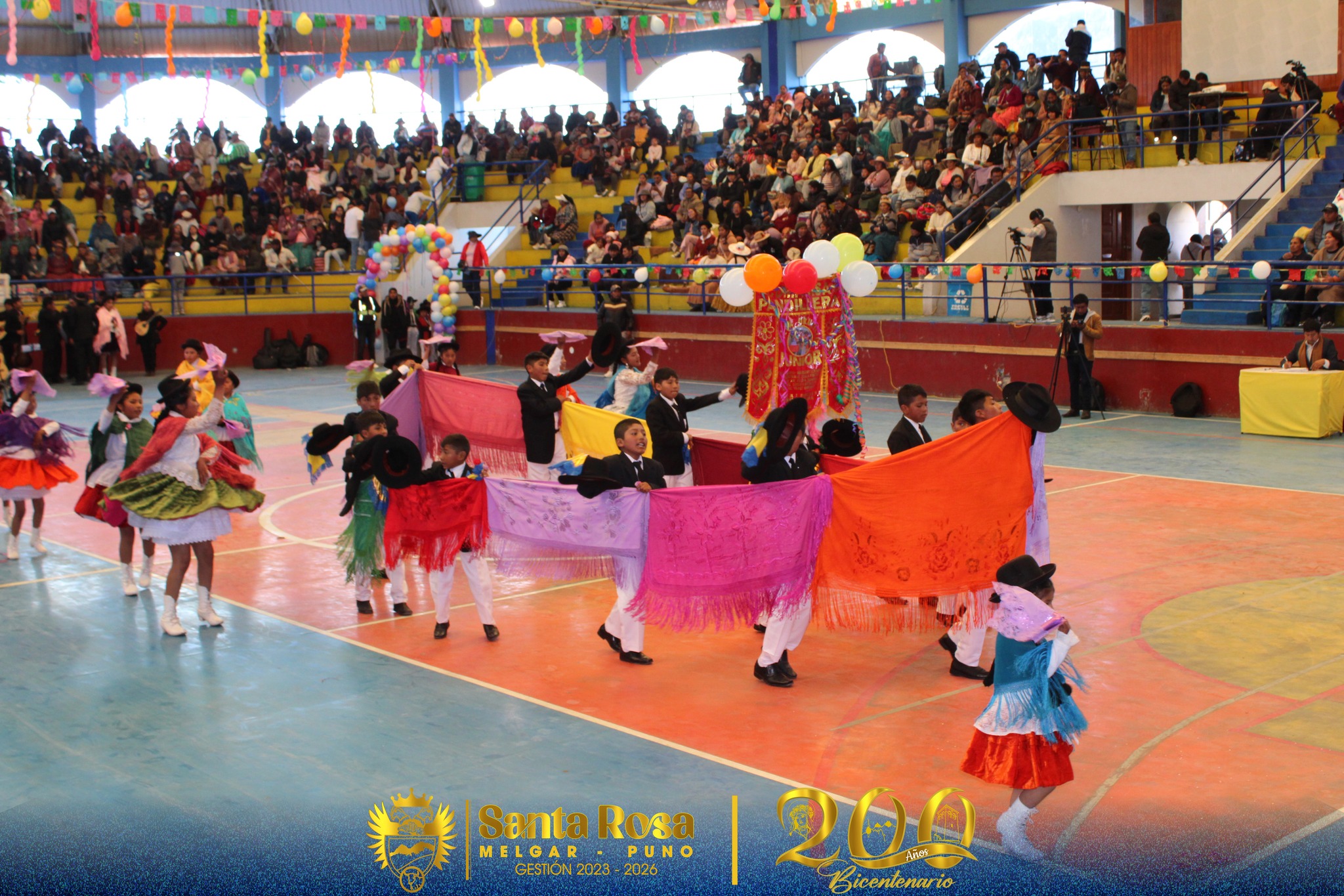 CATEGORÍA JUNIOR, ELEGANCIA, BELLEZA Y ORGULLO DE IDENTIDAD VIVIÓ DISTRITO DE SANTA ROSA EN EL “II CONCURSO REGIONAL DE PANDILLA PUNEÑA2026”.
En el marco del Bicentenario del Distrito de Santa Rosa, se desarrolló con éxito el “II Concurso Regional de Pandilla Puneña”, Con trajes multicolores y coreografías bien llamativas, las comparsas pandilleras de categoría junior ofrecieron un espectáculo lleno de ritmo, elegancia, belleza al compás de mandolinas, guitarras, charangos, violines, trompetas y acordeones.
Asimismo, resaltar la participación de la comparsa pandillera (APA JUNIOR) de la ciudad de Ayaviri, campeones del “XLI Concurso Inter Regional de Marinera y Pandilla Puneña Ayaviri 2026”, quienes participaron en calidad de exhibición.