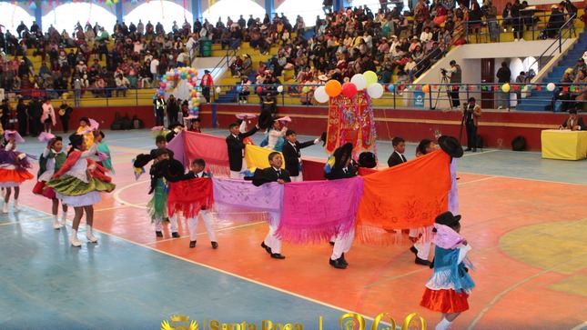   CATEGORÍA JUNIOR, ELEGANCIA, BELLEZA Y ORGULLO DE IDENTIDAD VIVIÓ DISTRITO DE SANTA ROSA EN EL “II CONCURSO REGIONAL DE PANDILLA PUNEÑA2026”.
En el marco del Bicentenario del Distrito de Santa Rosa, se desarrolló con éxito el “II Concurso Regional de Pandilla Puneña”, Con trajes multicolores y coreografías bien llamativas, las comparsas pandilleras de categoría junior ofrecieron un espectáculo lleno de ritmo, elegancia, belleza al compás de mandolinas, guitarras, charangos, violines, trompetas y acordeones.
Asimismo, resaltar la participación de la comparsa pandillera (APA JUNIOR) de la ciudad de Ayaviri, campeones del “XLI Concurso Inter Regional de Marinera y Pandilla Puneña Ayaviri 2026”, quienes participaron en calidad de exhibición.