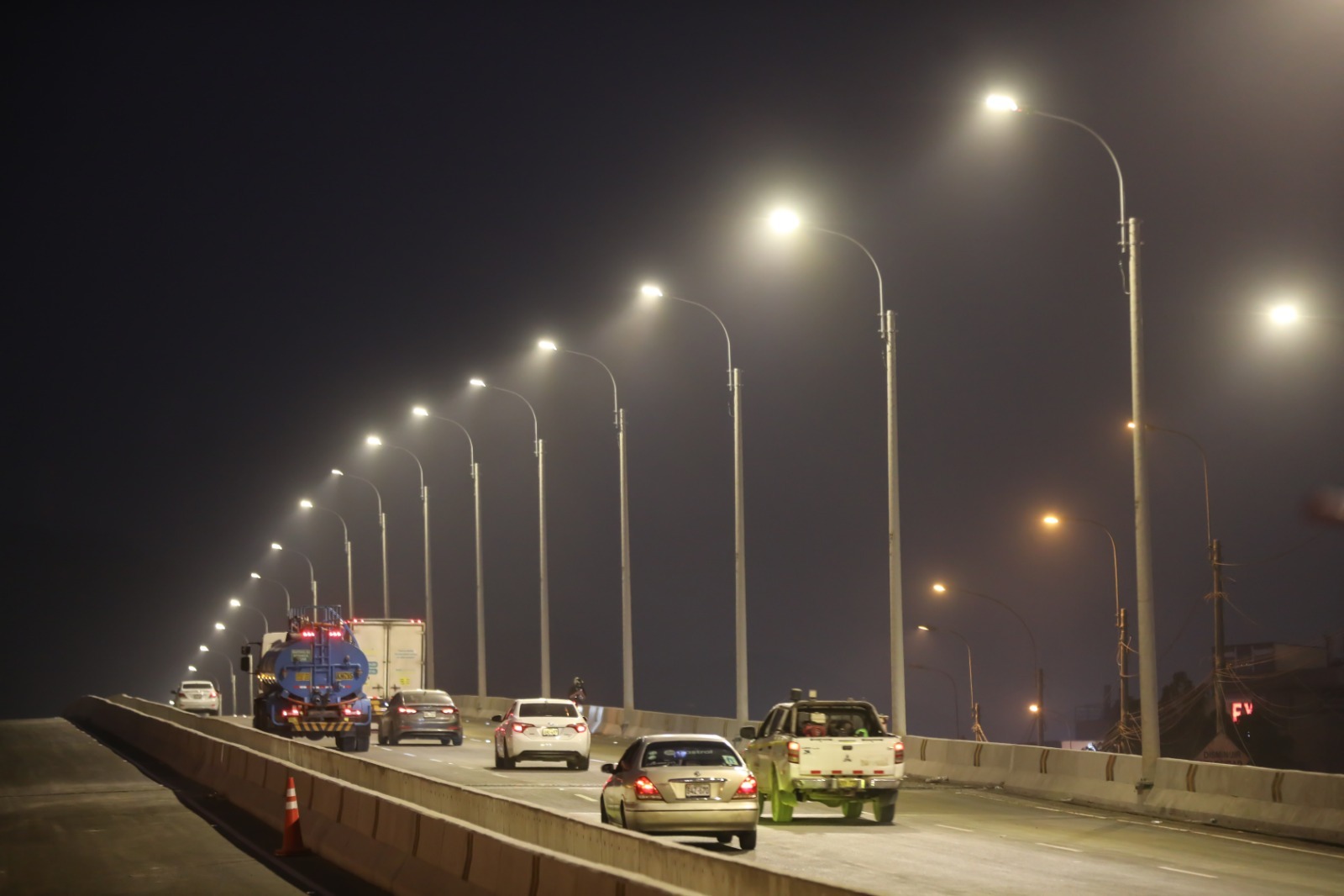 ¡Buena noticia! Se instalaron 55 postes con luminarias en el Bypass Las Torres