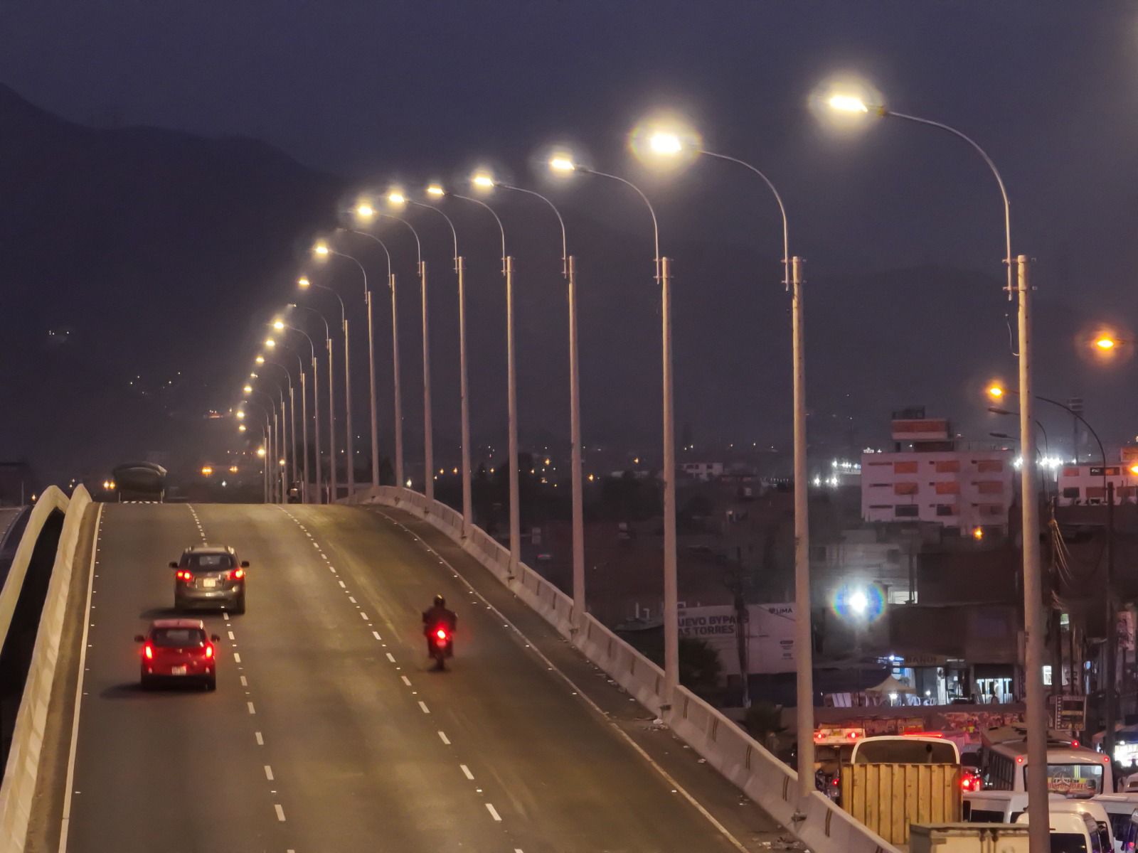 ¡Buena noticia! Se instalaron 55 postes con luminarias en el Bypass Las Torres