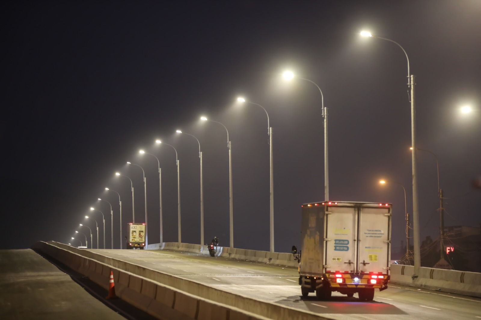 ¡Buena noticia! Se instalaron 55 postes con luminarias en el Bypass Las Torres