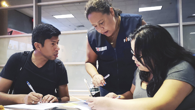 Equipo FISSAL brindando información a los asegurados SIS para realizar sus trámites de traslado.