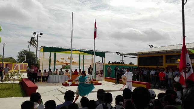 La Arena, Piura.- Gran expectativa de los padres de familia, alumnos y la comunidad en general por la nueva infraestructura educativa.