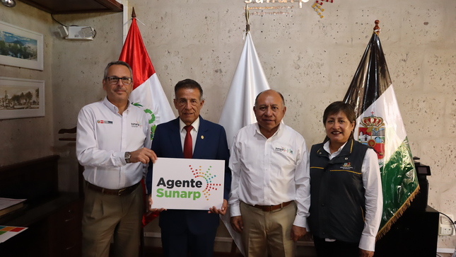 Fotografía de Superintendente de la SUNARP posa para la foto junto a autoridades de la Municipalidad Distrital de Uchumayo en inauguración de Agente Sunarp