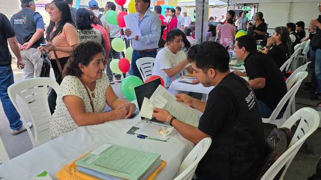 Fotografía de Servidores de la SUNARP atendiendo a pobladores de Trujillo en Expoferia Registral