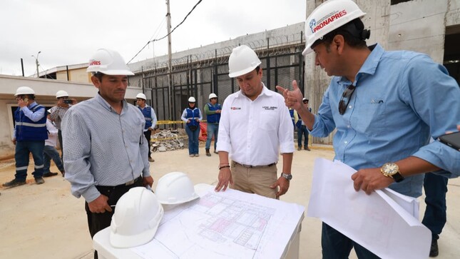 El ministro de Justicia y Derechos Humanos, Luis Jiménez Borra, supervisó los trabajos de ampliación del establecimiento penitenciario de varones de Iquitos, obra priorizada dentro del Plan Nacional de Deshacinamiento que impulsa el Gobierno para fortalecer la seguridad y promover la rehabilitación efectiva de las personas privadas de libertad.
La actividad se realizó en el marco de la sesión descentralizada del Consejo de Ministros desarrollada en Loreto y permitió verificar el avance de la construcción de nuevos espacios destinados a cocina y talleres productivos dentro del penal, luego de que ya fueran entregadas las 208 nuevas unidades de albergue incorporadas al sistema penitenciario.
Durante la visita, el titular de Justicia destacó que, pese a dificultades técnicas detectadas durante la ejecución de la obra debido a condiciones del terreno, las coordinaciones realizadas por el Programa Nacional para la Prevención y Reinserción Social (PRONAPRES) del MINJUSDH con el Ministerio de Economía y Finanzas permitieron asegurar la continuidad del proyecto. “En julio podremos culminar la construcción de los talleres que permitirán garantizar que el 100 % de la población penitenciaria pueda trabajar, capacitarse y rehabilitarse”, señaló el ministro.
Jiménez Borra remarcó que el objetivo del sector no solo es enfrentar el hacinamiento penitenciario, sino también generar oportunidades reales de reinserción social y económica para los internos. “Nos preocupa no solamente la parte punitiva, sino generar espacios para que estas personas puedan incorporarse a actividades legales y productivas cuando recuperen su libertad”, afirmó.
Asimismo, destacó que parte de la propia infraestructura del penal viene siendo elaborada con participación de los internos, quienes fabrican puertas y estructuras metálicas bajo supervisión especializada, fortaleciendo su experiencia laboral durante el proceso constructivo.
Precisó, además, que, como parte de las obras, también se esta rehabilitando el pabellón 5 del penal que tiene una capacidad de albergue de 136 internos.
Actualmente, el penal de varones de Iquitos alberga a 1442 internos pese a contar con capacidad para 1185 personas, situación que refleja un hacinamiento del 121.69 %.
La ampliación permitirá fortalecer los programas de tratamiento penitenciario y ampliar los espacios de capacitación laboral para los internos. Actualmente, 221 internos participan en talleres productivos y 467 siguen estudios en programas educativos del CETPRO Fernando Lores Tenazoa y el CEBA Periférico San Juan de Miraflores.
La supervisión incluyó también el establecimiento penitenciario de mujeres de Iquitos, donde 45 internas participan en talleres de tejido, bordado y confección de prendas, mientras otras 30 desarrollan actividades de panadería y pastelería.
Servicios gratuitos para la ciudadanía
Como parte de la agenda de trabajo en Loreto, el MINJUSDH participó además en la feria multisectorial organizada por la Presidencia del Consejo de Ministros (PCM) en la Plaza Sargento Lores de Iquitos.
Durante la jornada, la ciudadanía accedió a orientación gratuita de SUNARP, Cárceles Productivas del INPE y Defensa Pública sobre inscripción de predios, constitución de empresas, conciliación extrajudicial, demandas de alimentos, tenencia y régimen de visitas.
Cabe señalar que el ministro Luis Jiménez Borra participó, junto al presidente de la República, José María Balcázar, y otros ministros de Estado, en la sesión descentralizada del Consejo de Ministros que se desarrolló en dicha región del país.