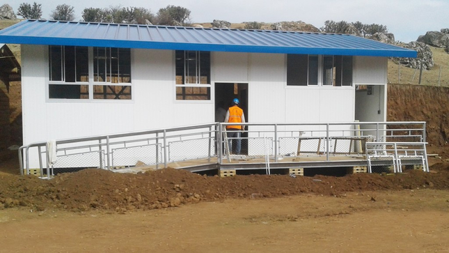 Instalación de aula prefabricada en escuela de Cospán